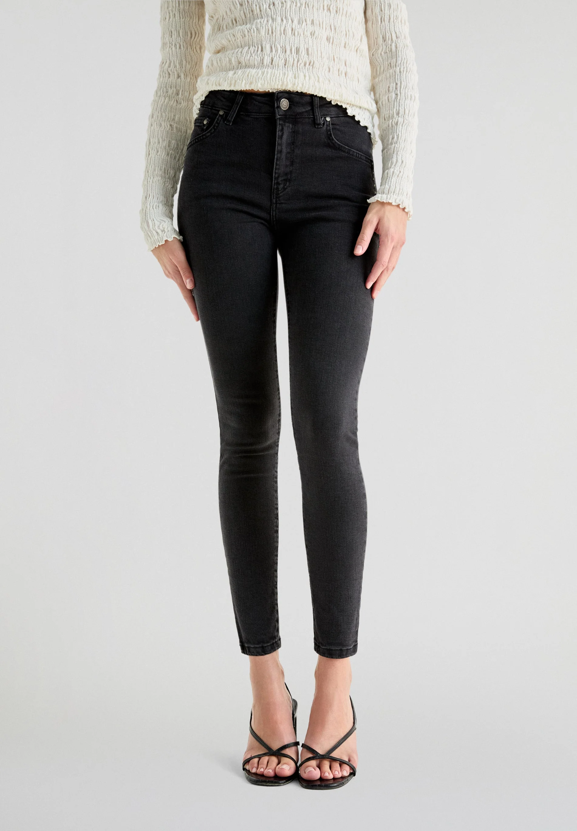 SKINNY JEANS WITH STUDS - Image 3