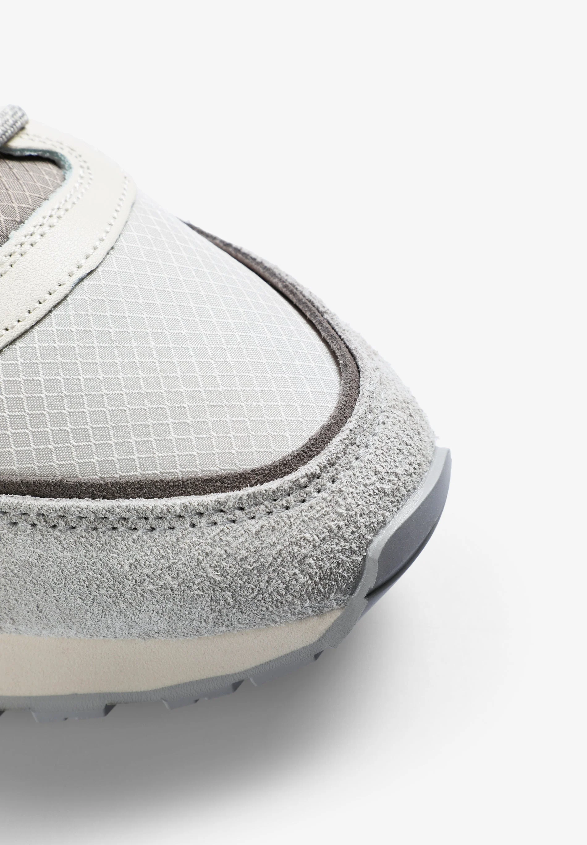 LIGHTWEIGHT SNEAKERS WITH CONTRAST SKULL - Image 5