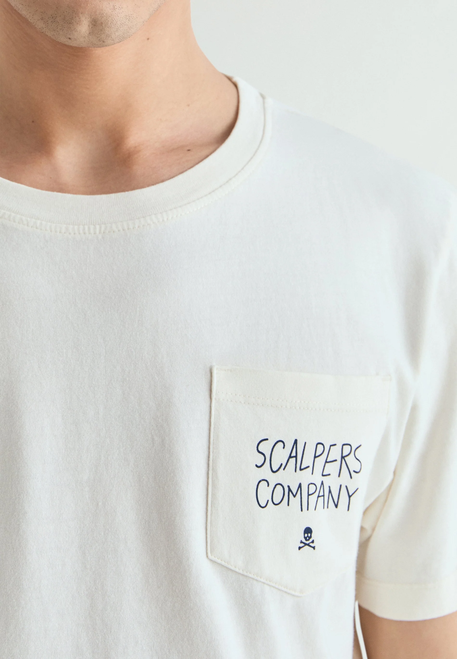 T-SHIRT WITH POCKET PRINT - Image 4