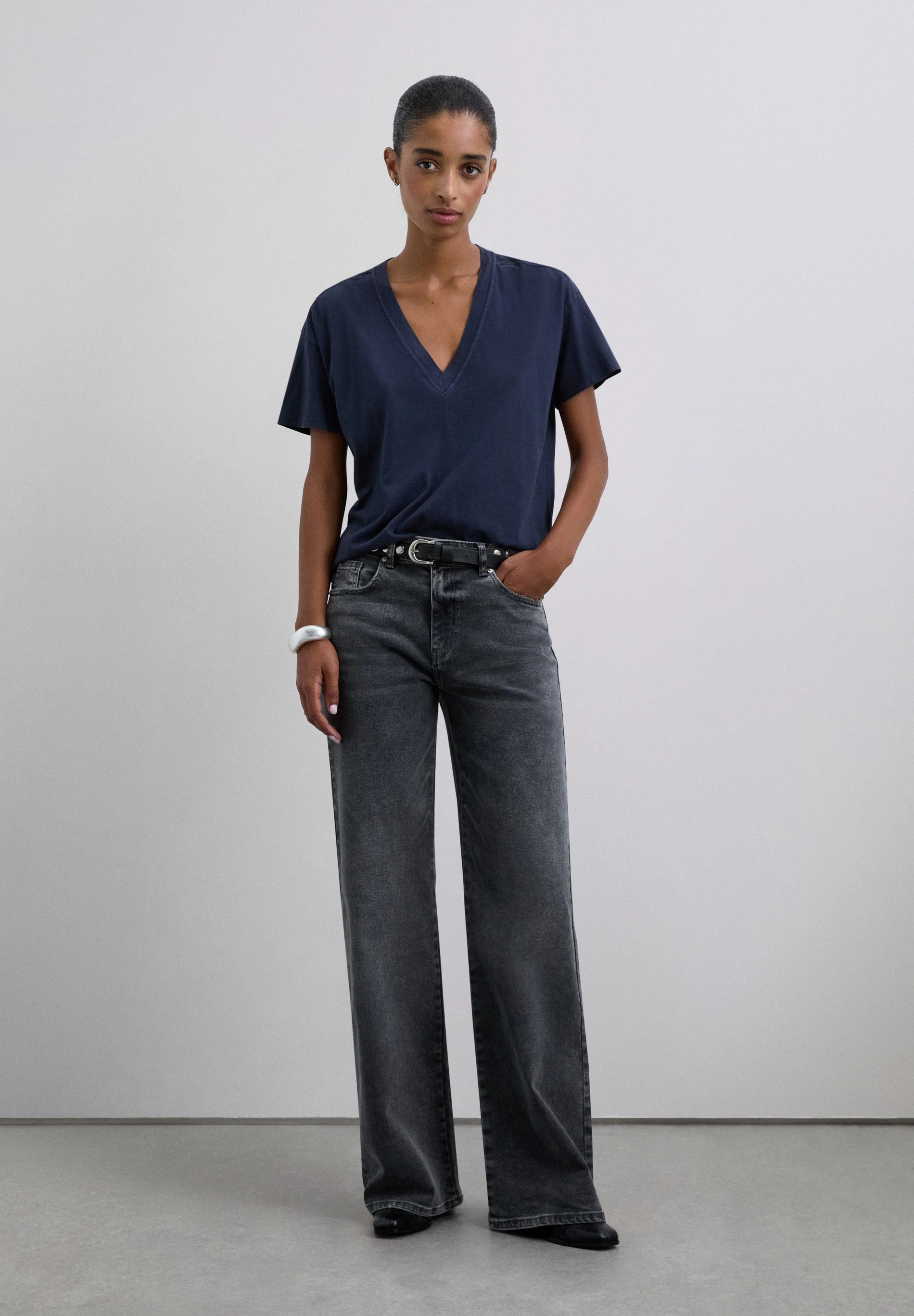 BASIC V-NECK T-SHIRT - Image 3