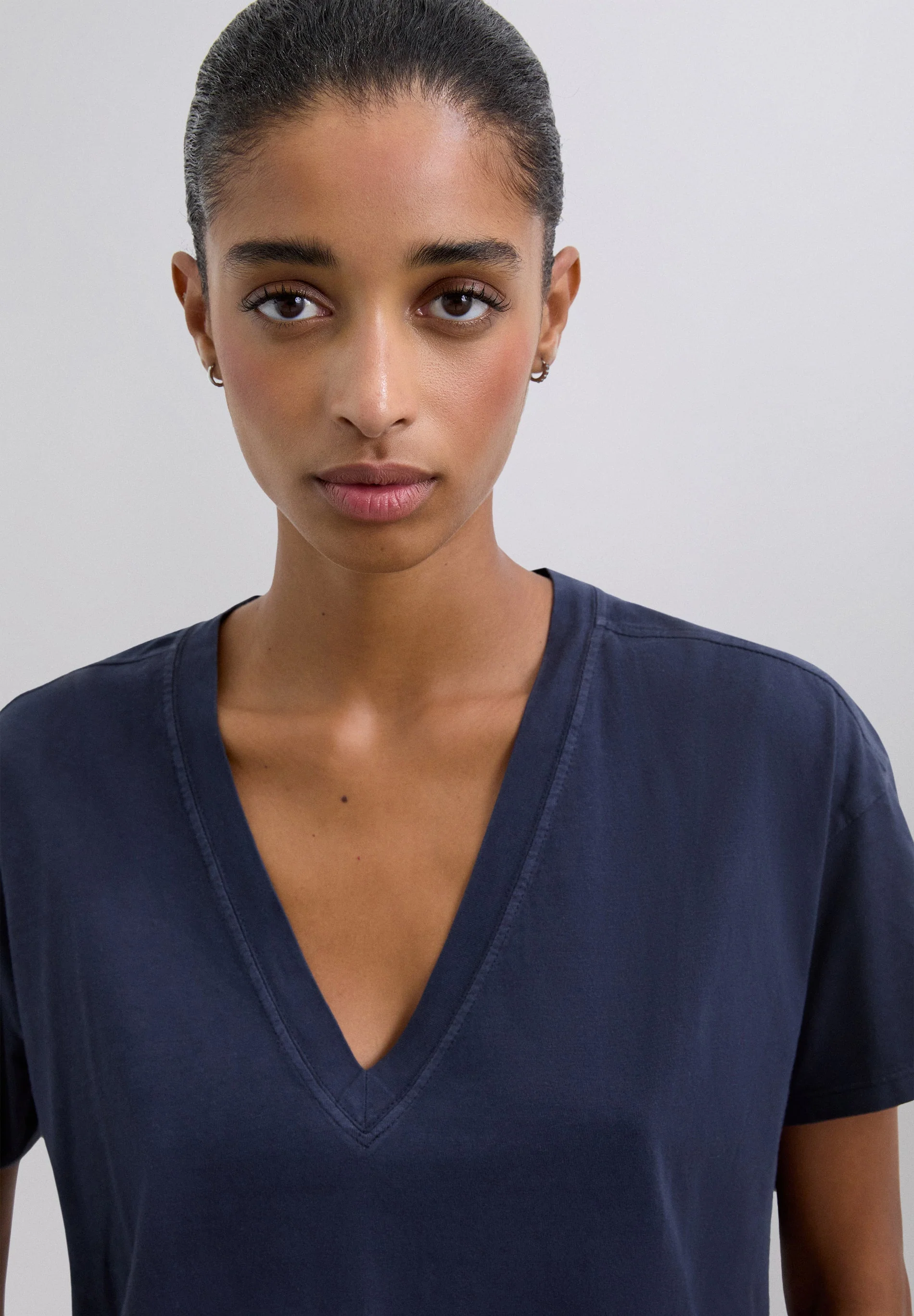 BASIC V-NECK T-SHIRT - Image 4