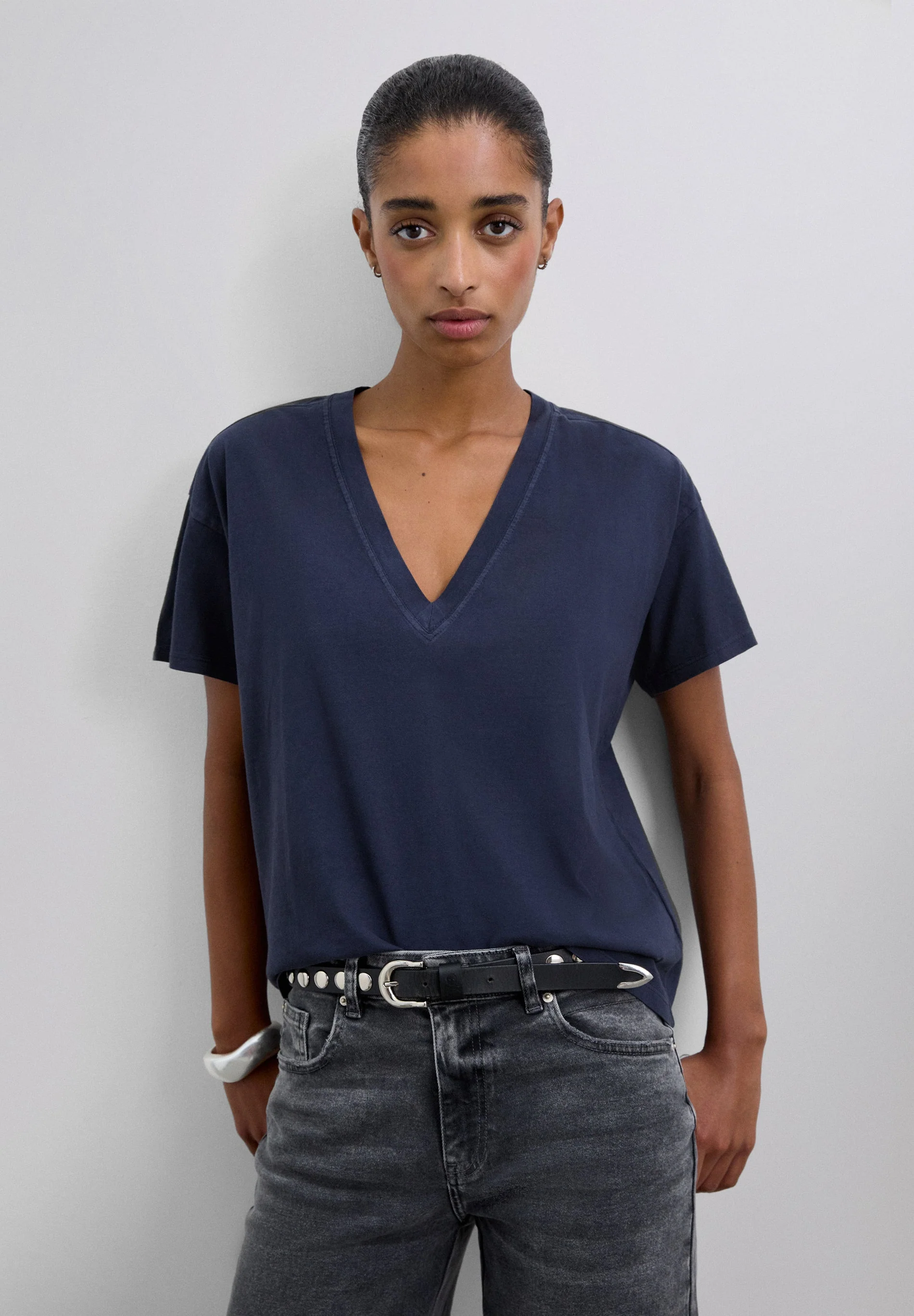 BASIC V-NECK T-SHIRT - Image 5