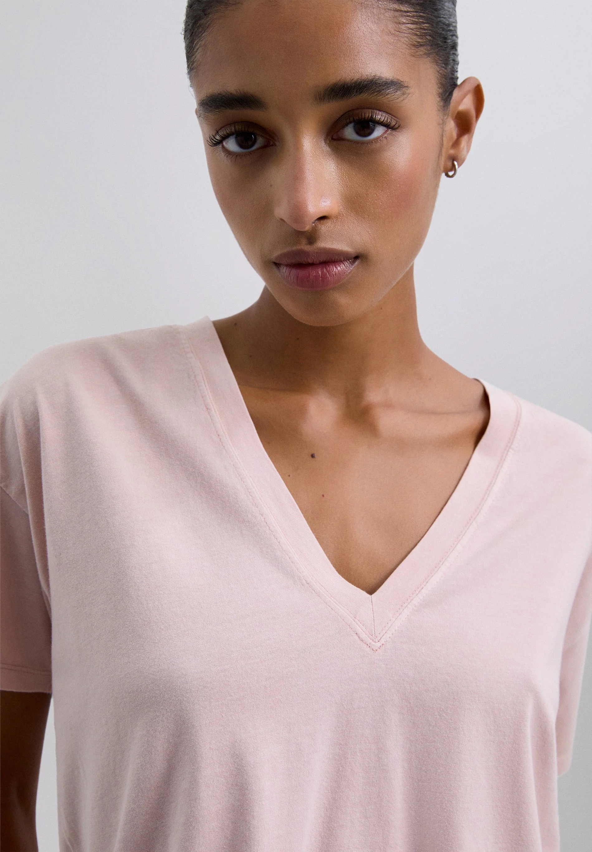 BASIC V-NECK T-SHIRT - Image 3
