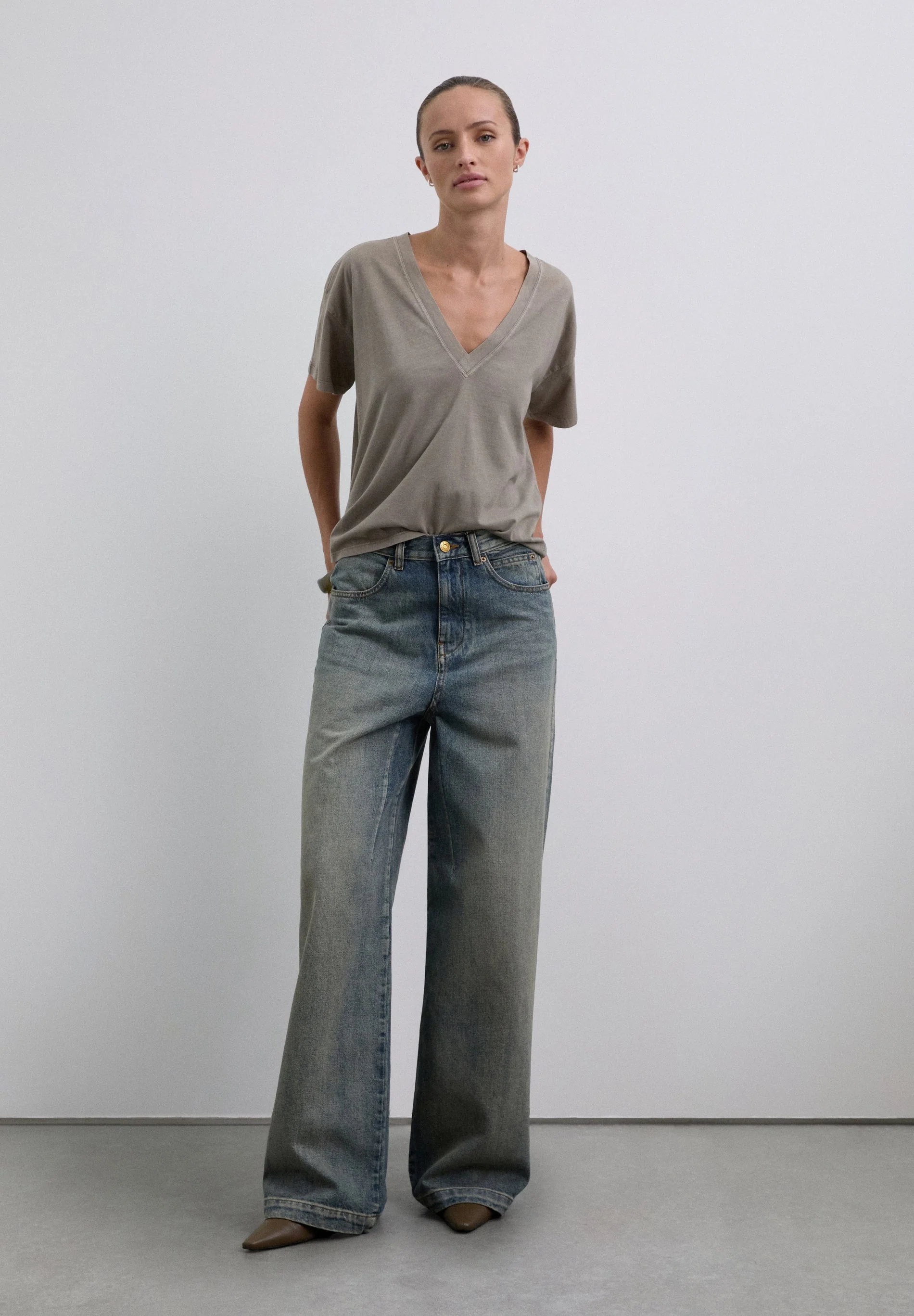 BASIC V-NECK T-SHIRT - Image 2