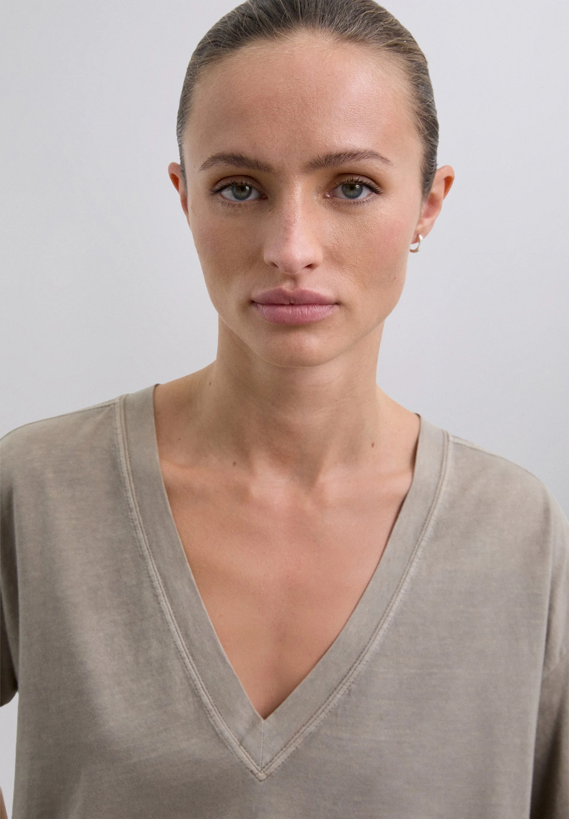 BASIC V-NECK T-SHIRT - Image 3