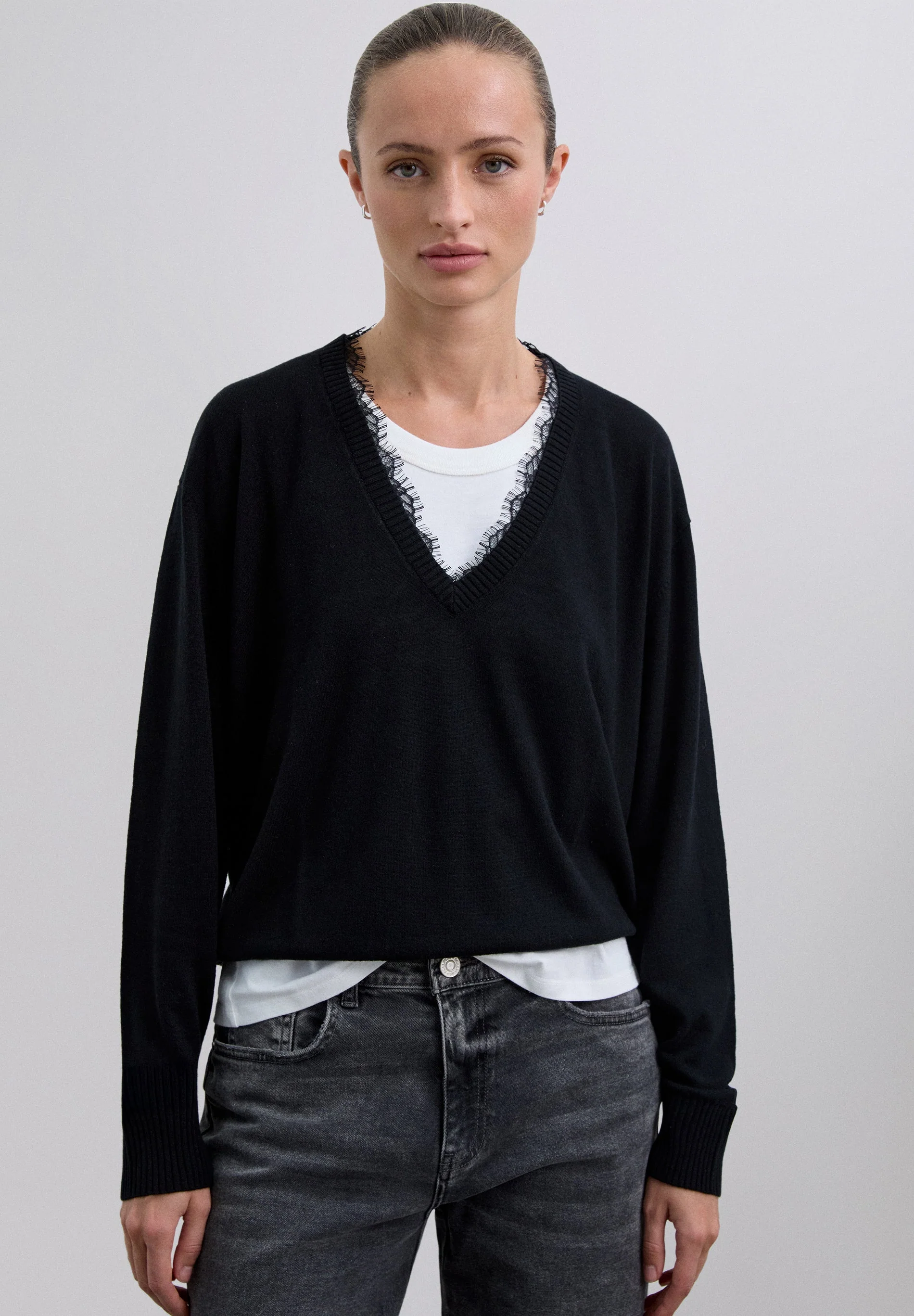 V-NECK SWEATER WITH LACE - Image 3