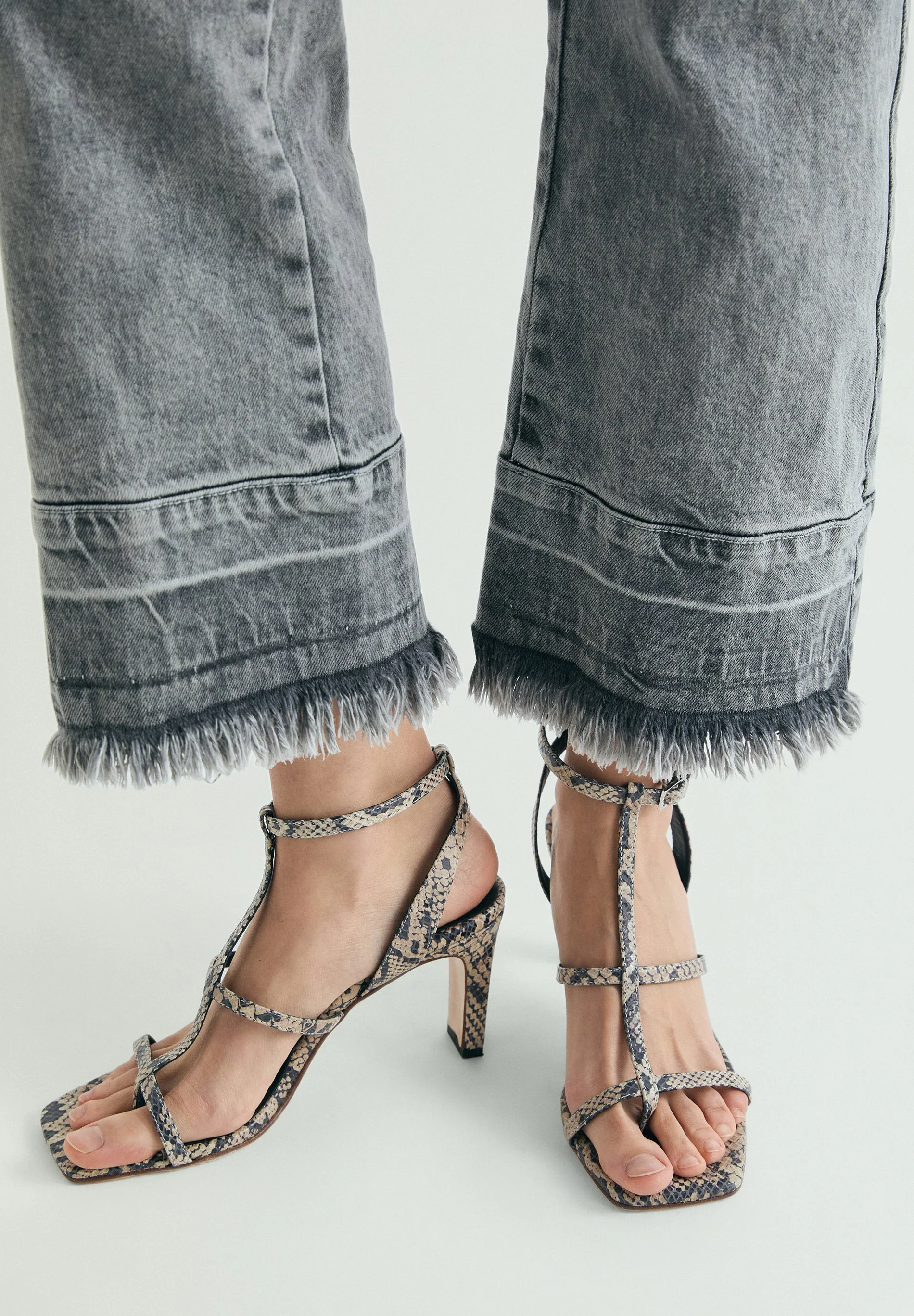 FADED FRAYED EDGE JEANS - Image 5