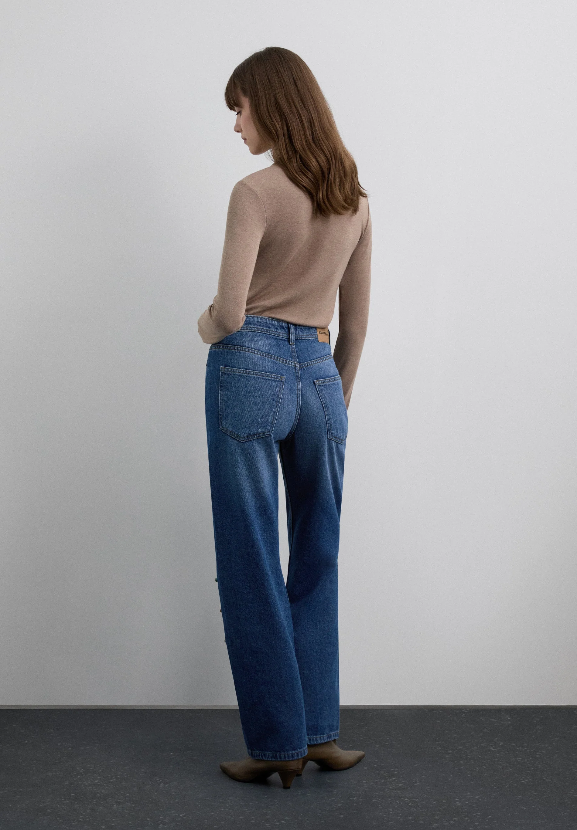 HIGH-WAISTED JEANS WITH APPLIQUÉS - Image 4