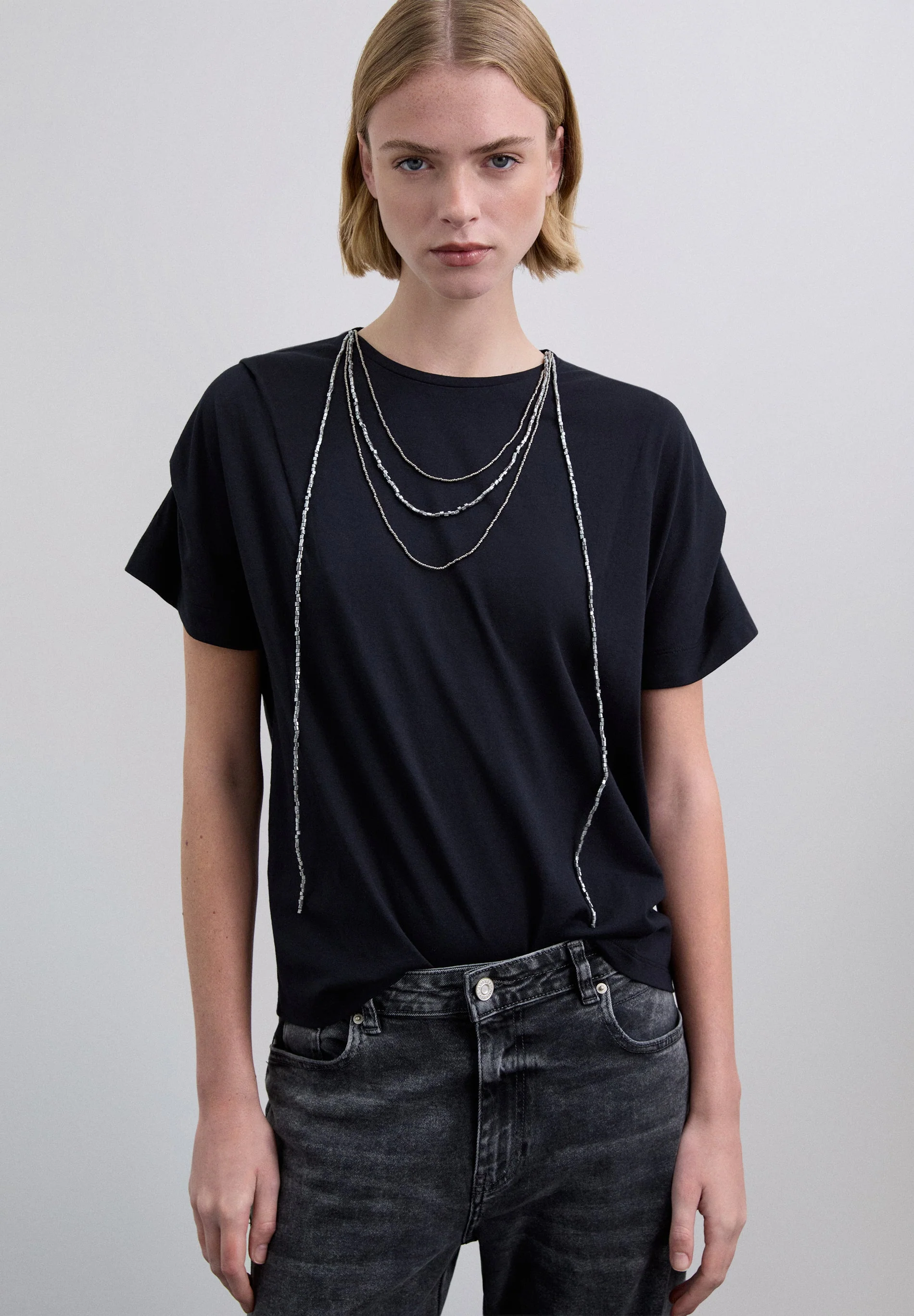 XM SCNECKLACE TEE - Image 2