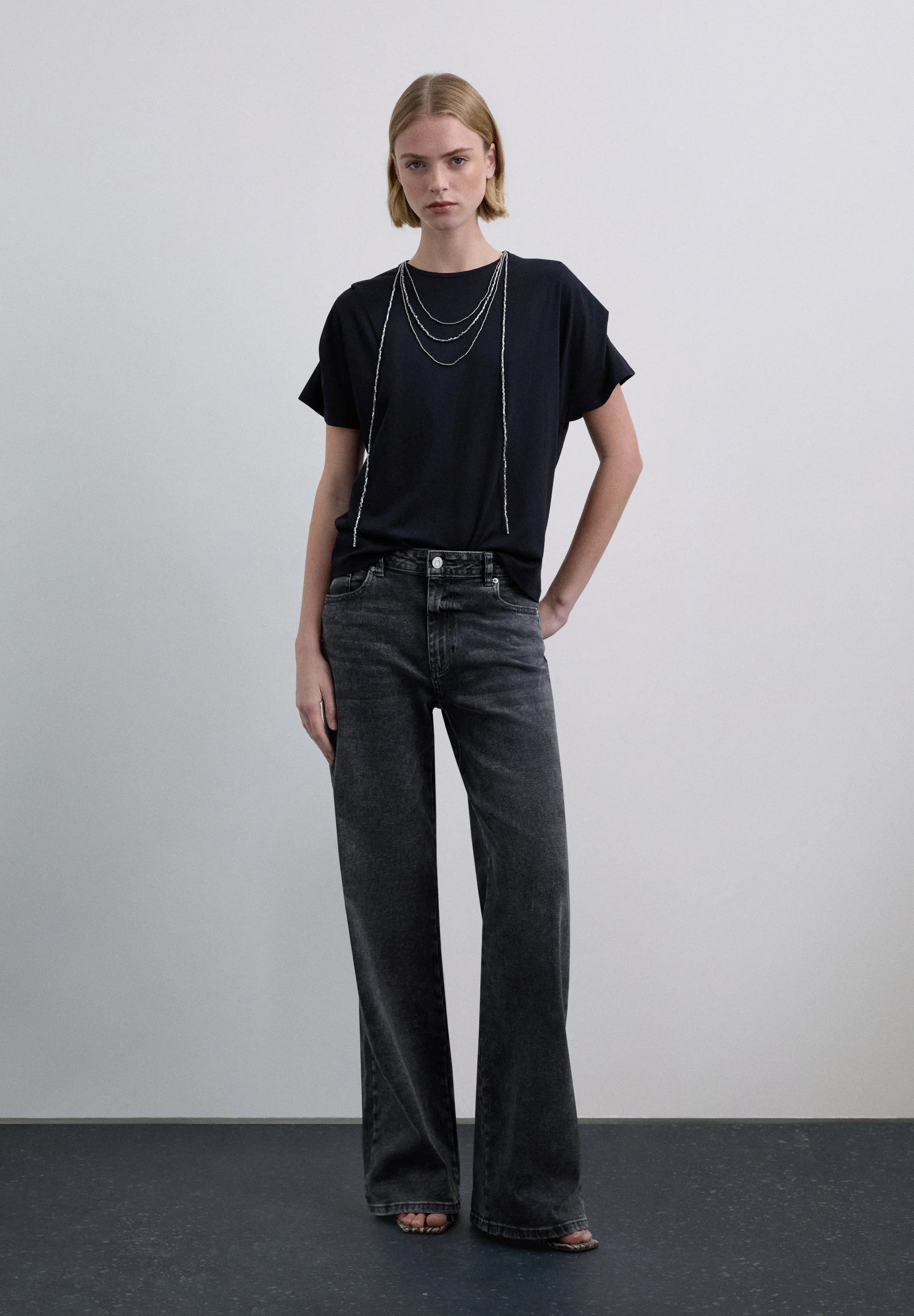 XM SCNECKLACE TEE - Image 4