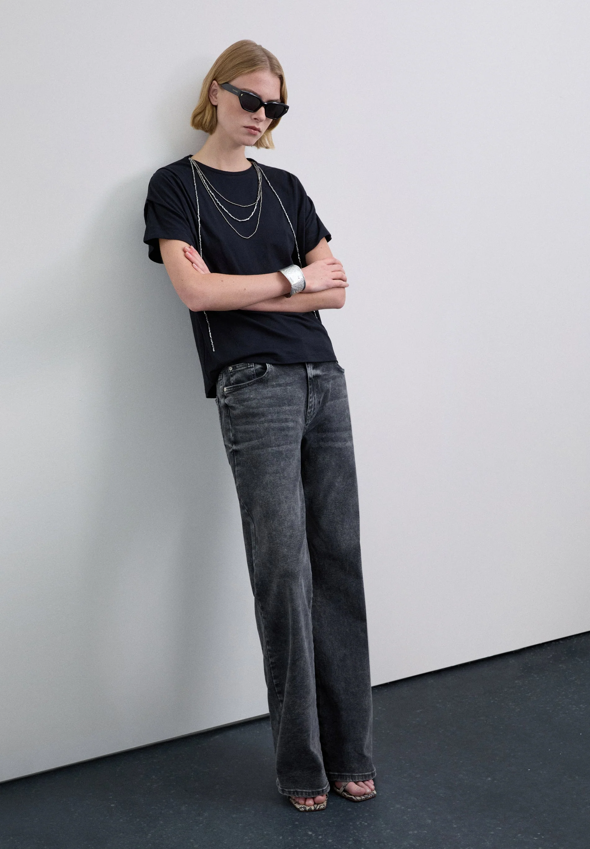 XM SCNECKLACE TEE - Image 5