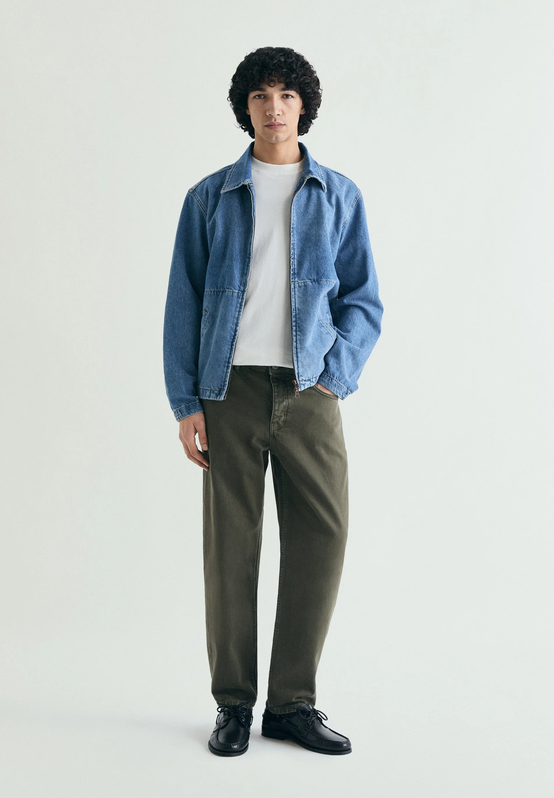 CROPPED FIT JEANS