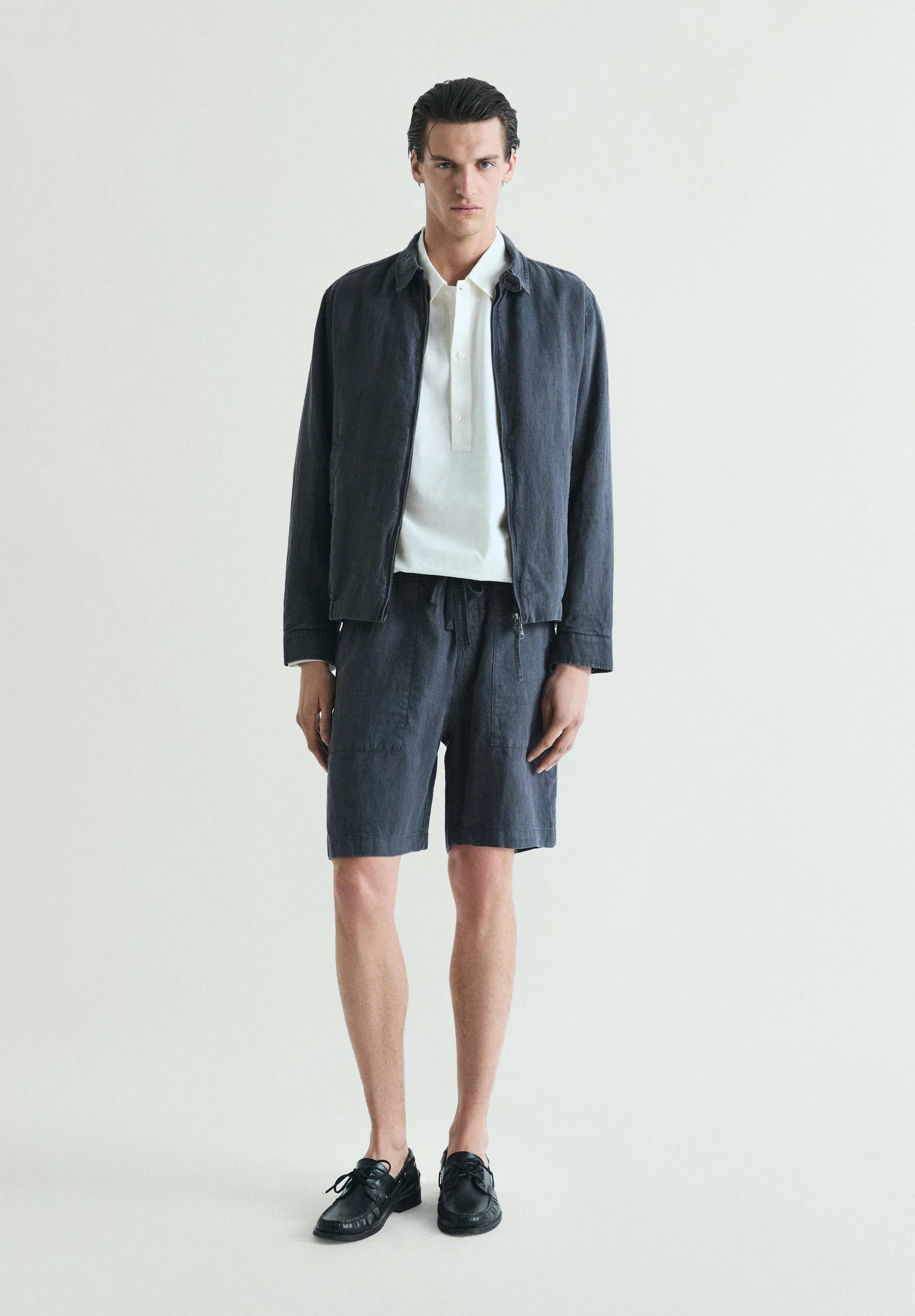 LINEN BERMUDA SHORTS WITH VISIBLE SEAMS