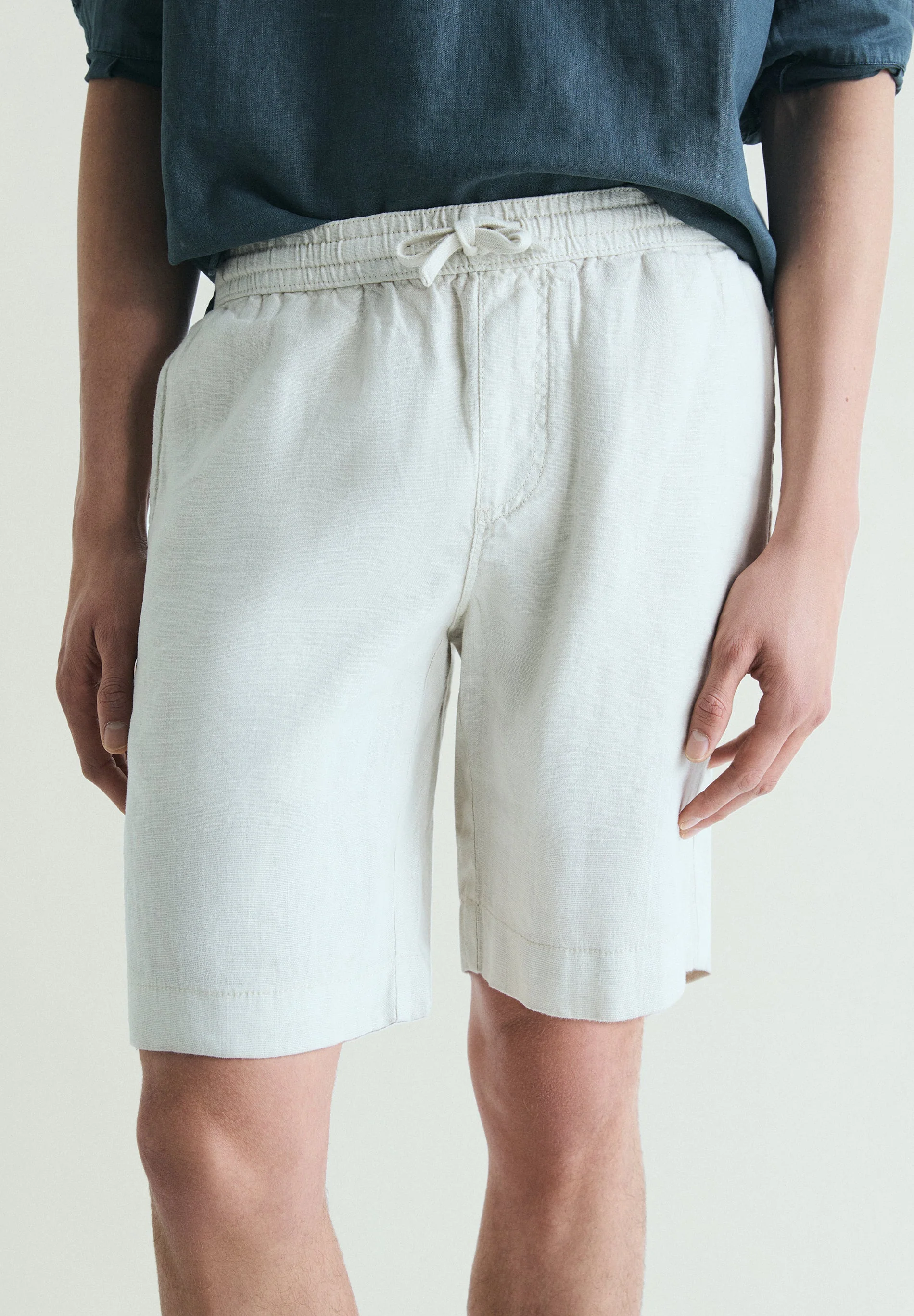 PLAIN LINEN BERMUDA SHORTS - Image 3