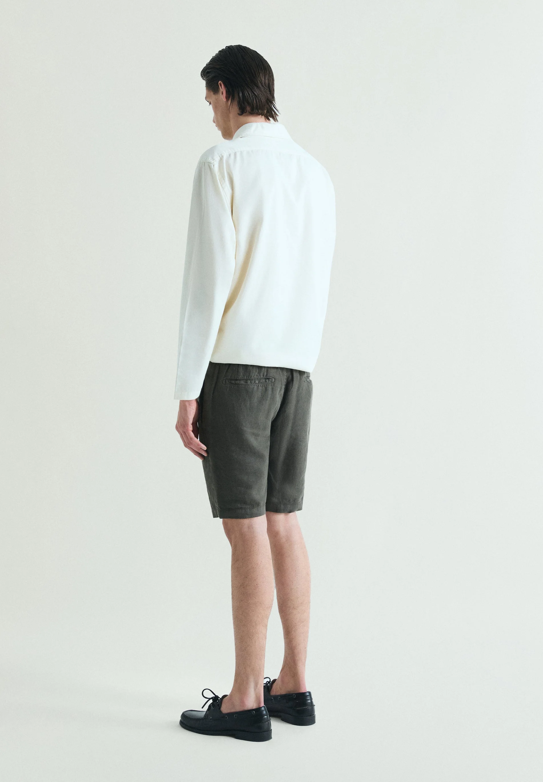 PLAIN LINEN BERMUDA SHORTS - Image 4