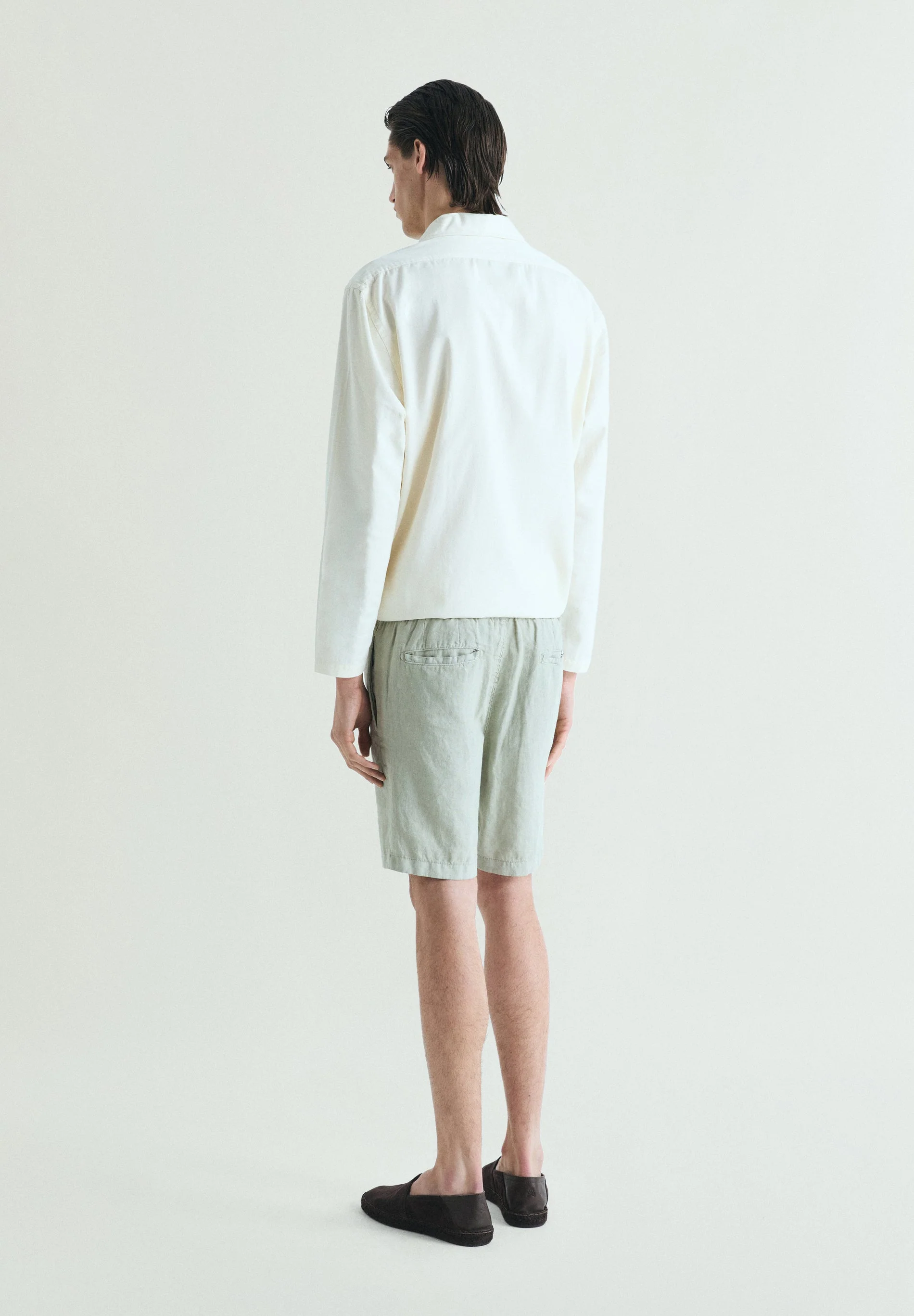 PLAIN LINEN BERMUDA SHORTS - Image 3