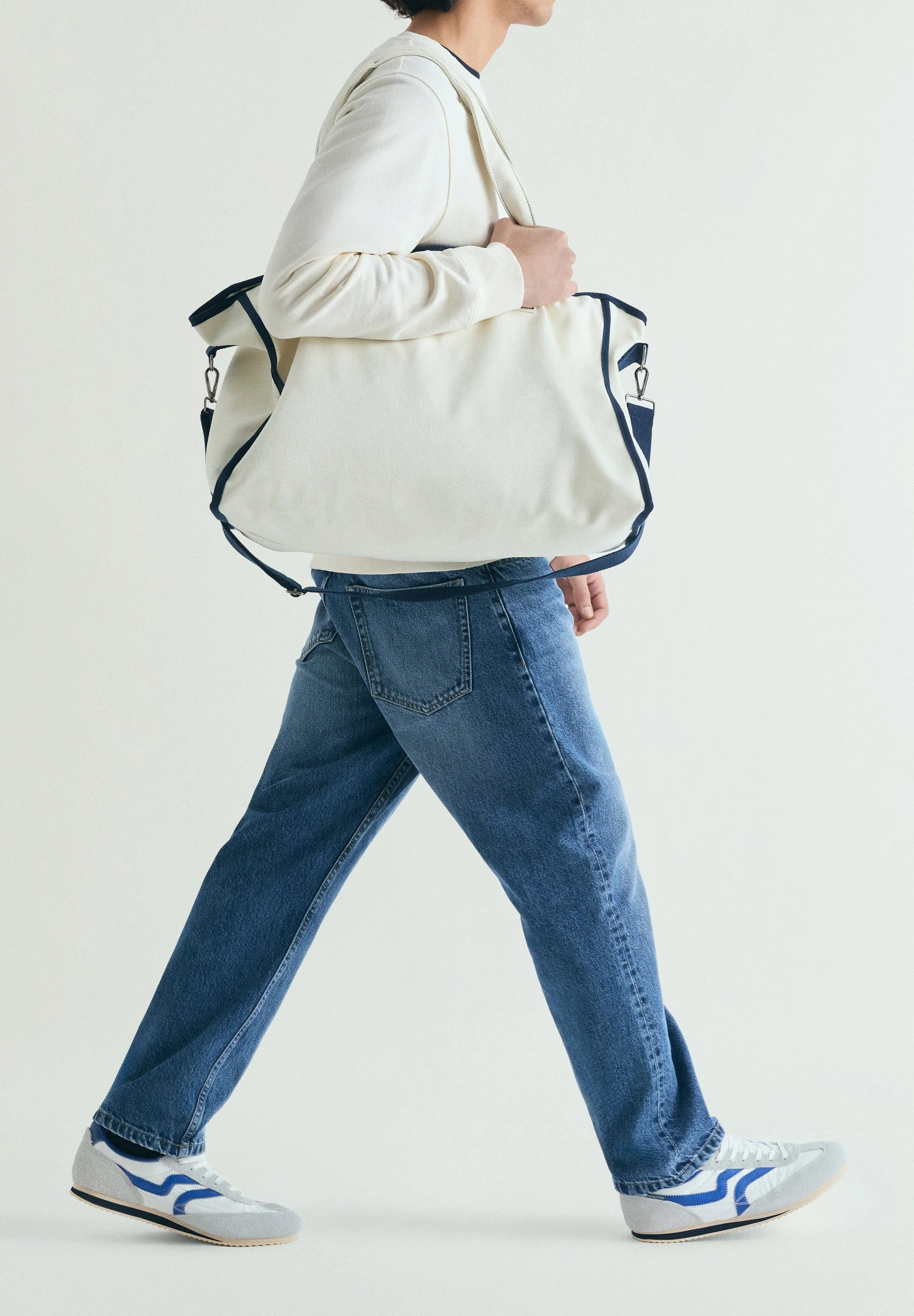 CONTRAST TRAVEL BAG - Image 2