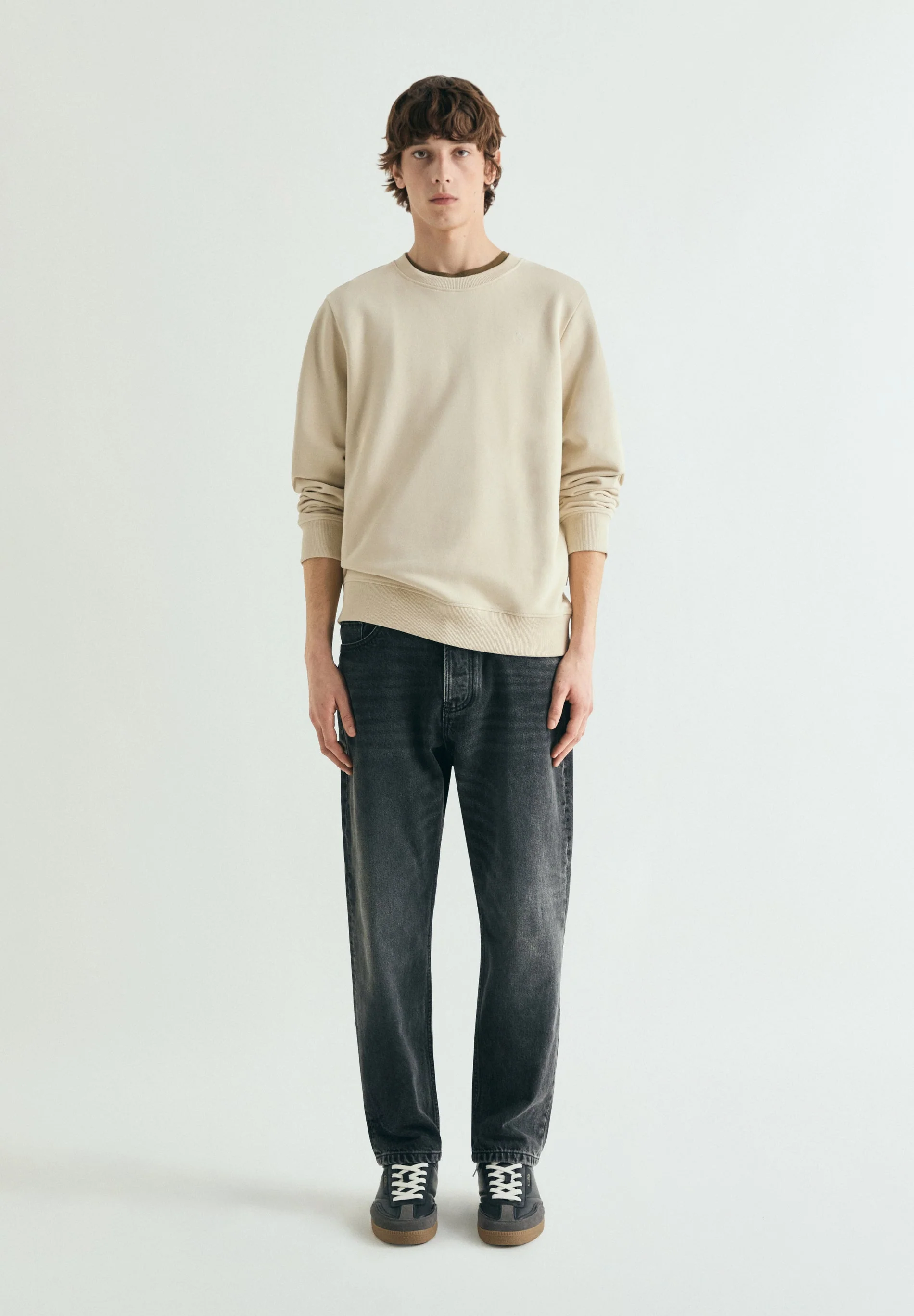 WASHED EMBROIDERED SWEATSHIRT
