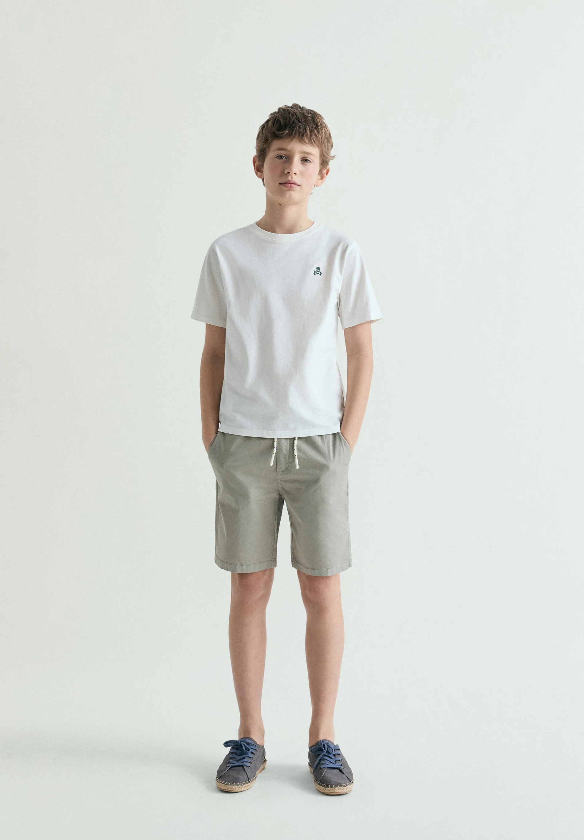 BERUMDA SHORTS WITH BACK POCKET
