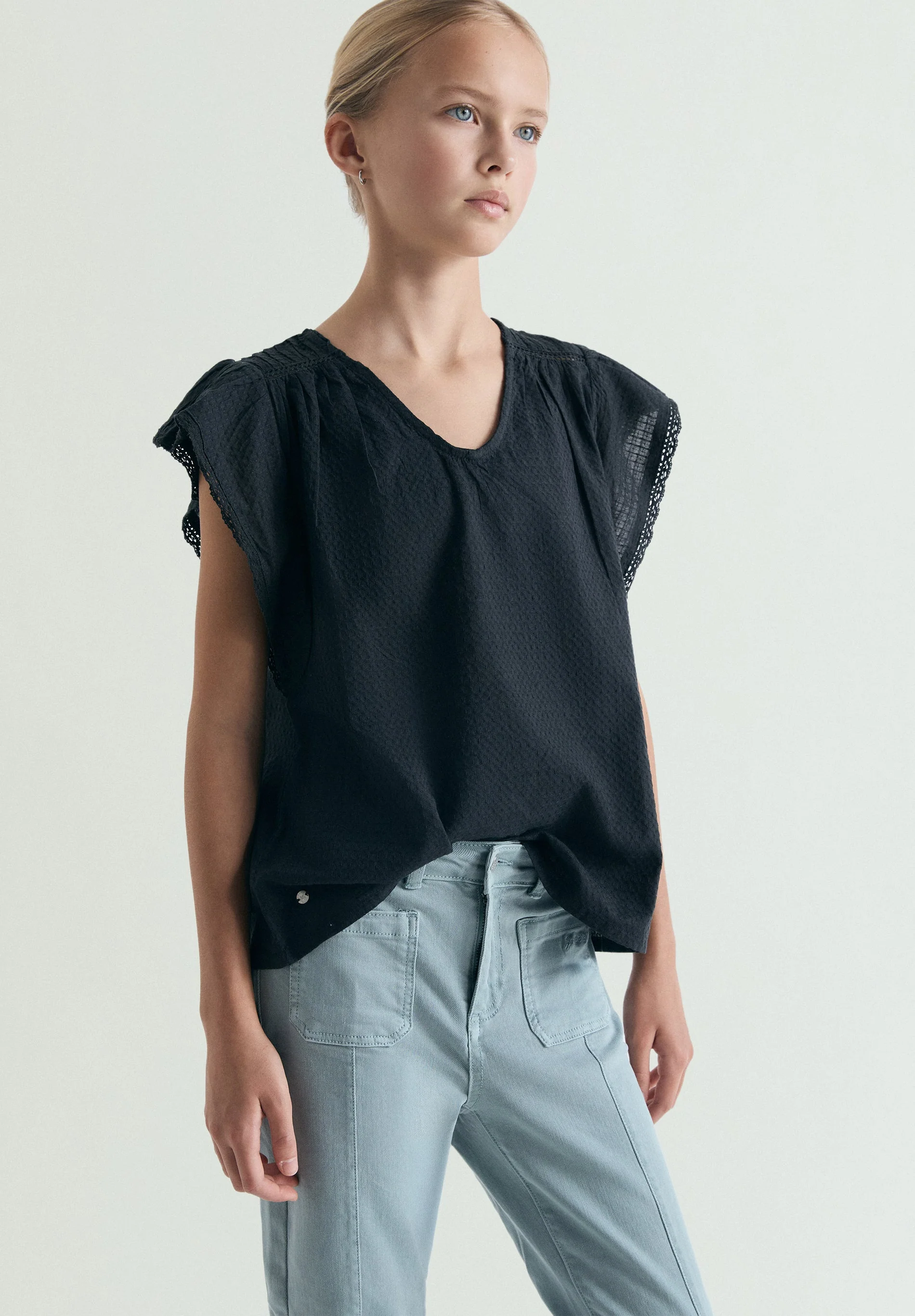 SLEEVELESS BLOUSE