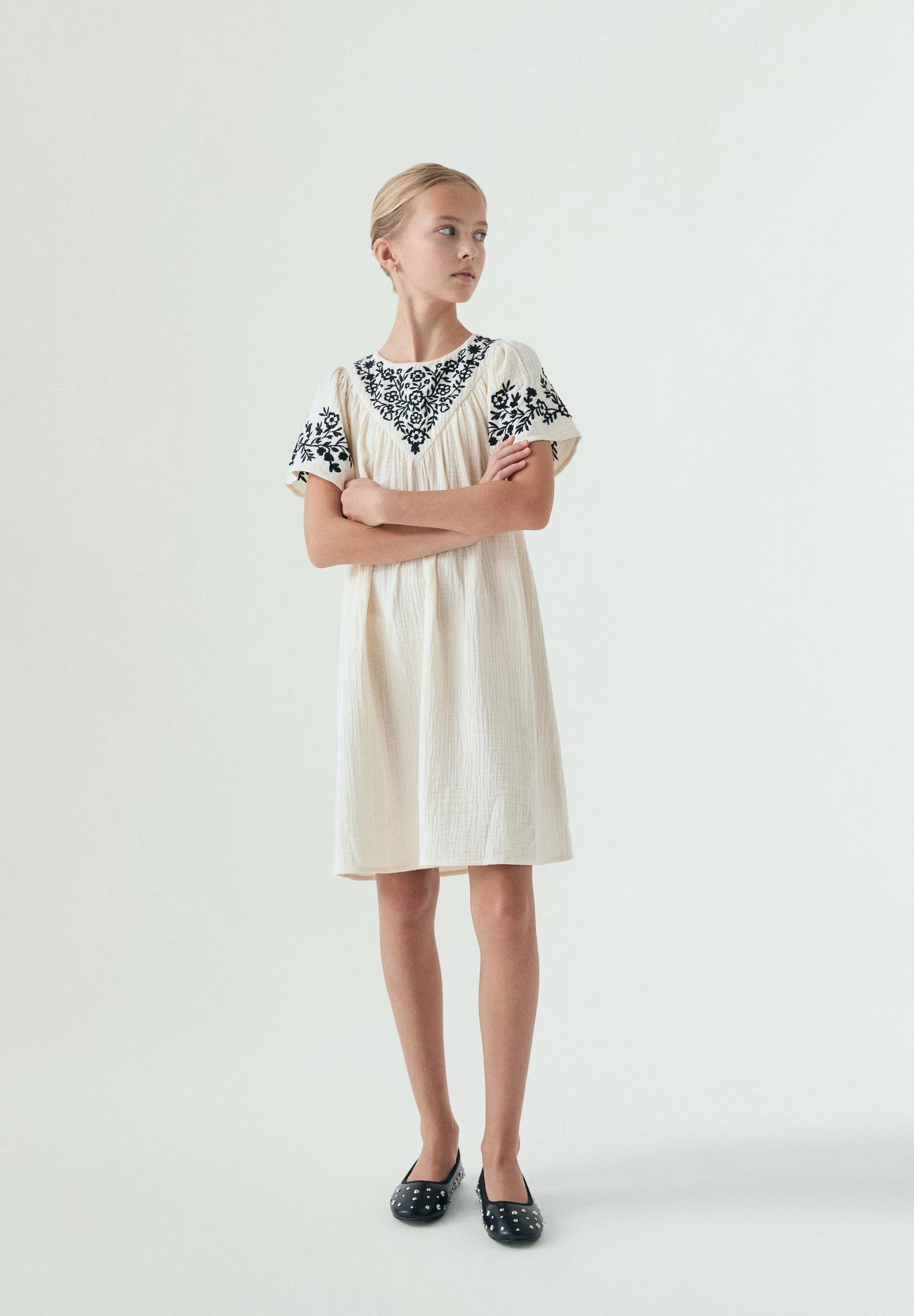 CONTRAST EMBROIDERED DRESS - Image 3
