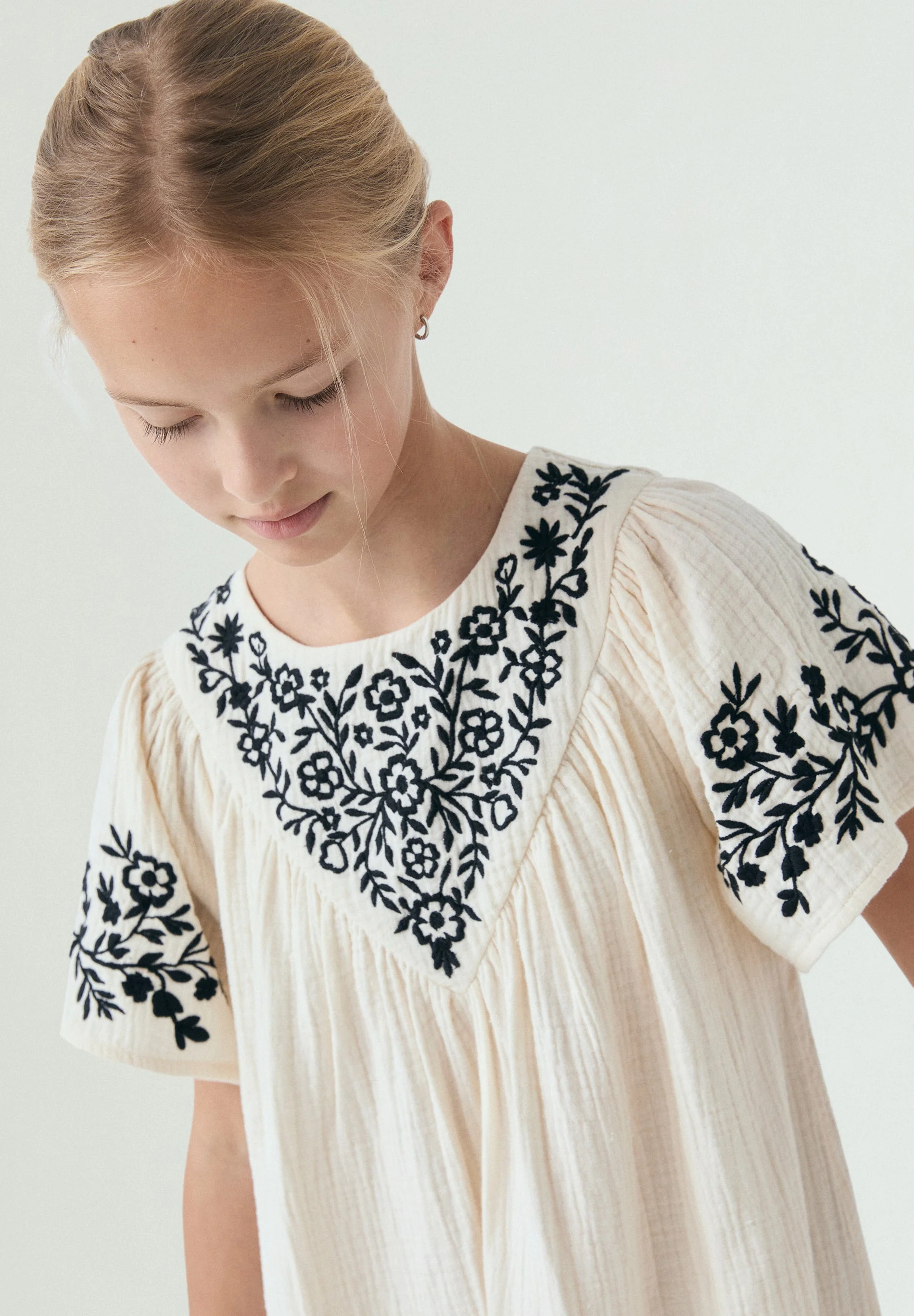 CONTRAST EMBROIDERED DRESS - Image 4