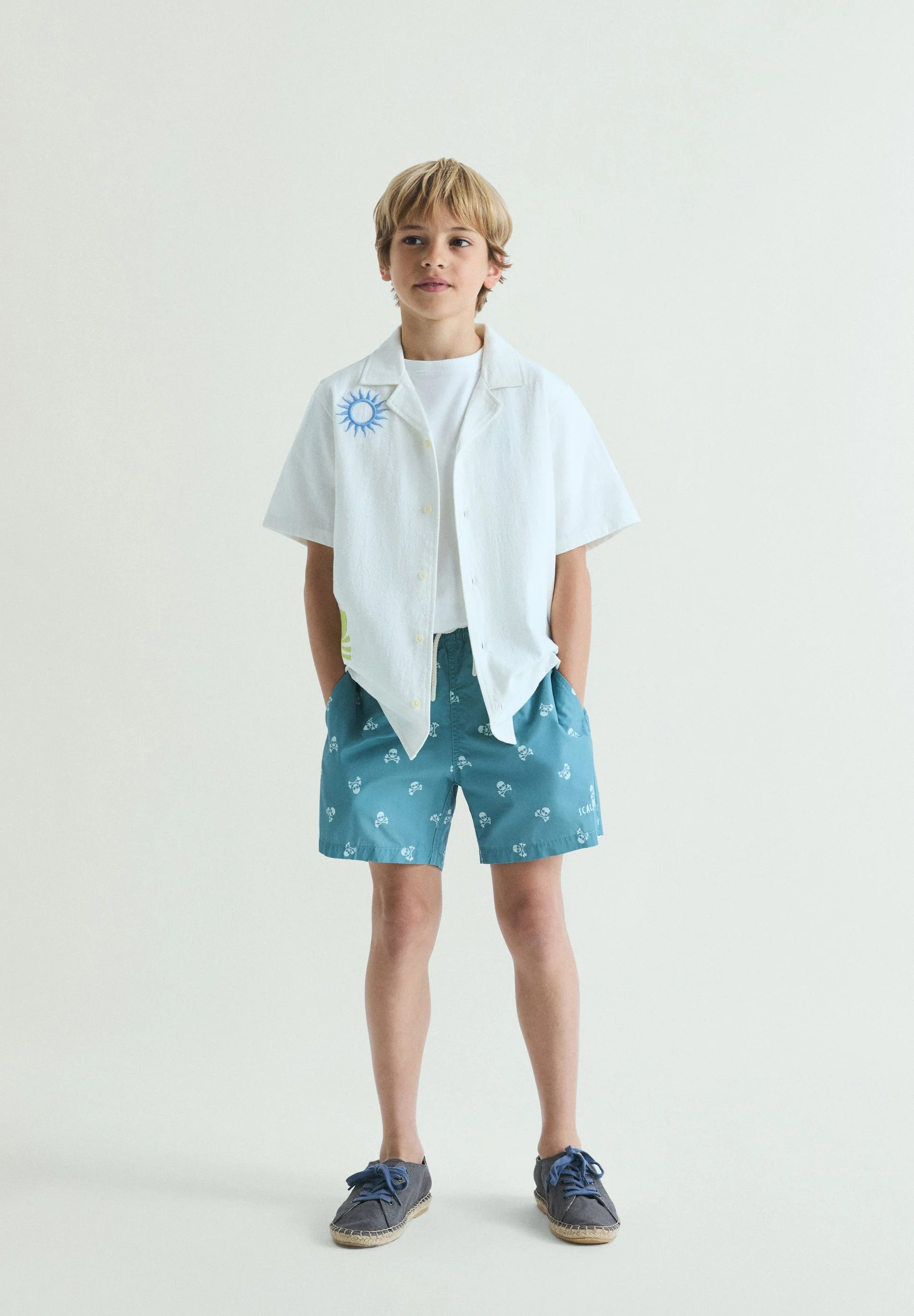 CONTRAST SKULL SWIMMING TRUNKS