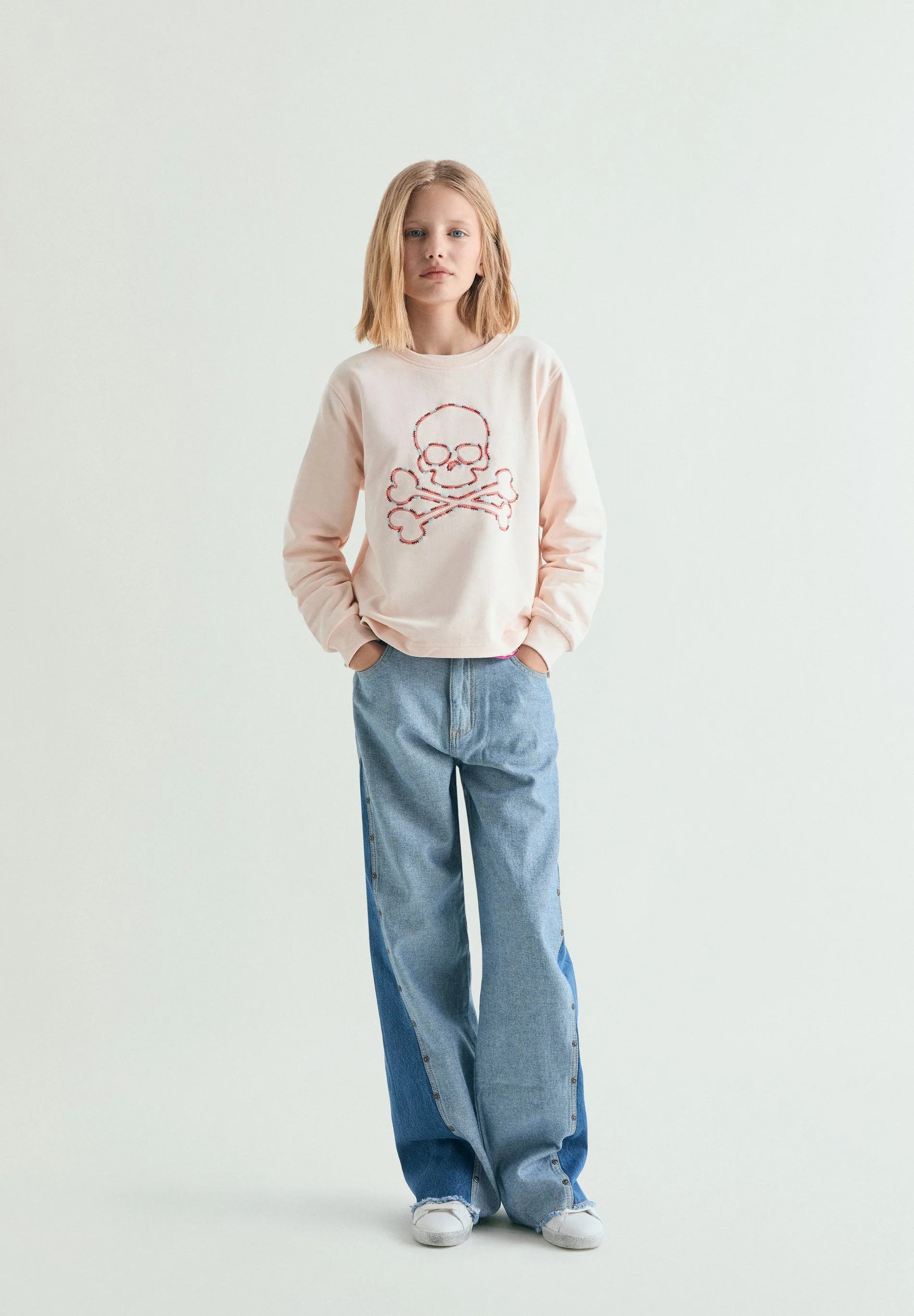 SWEATSHIRT WITH CONTRAST EMBROIDERY - Image 2