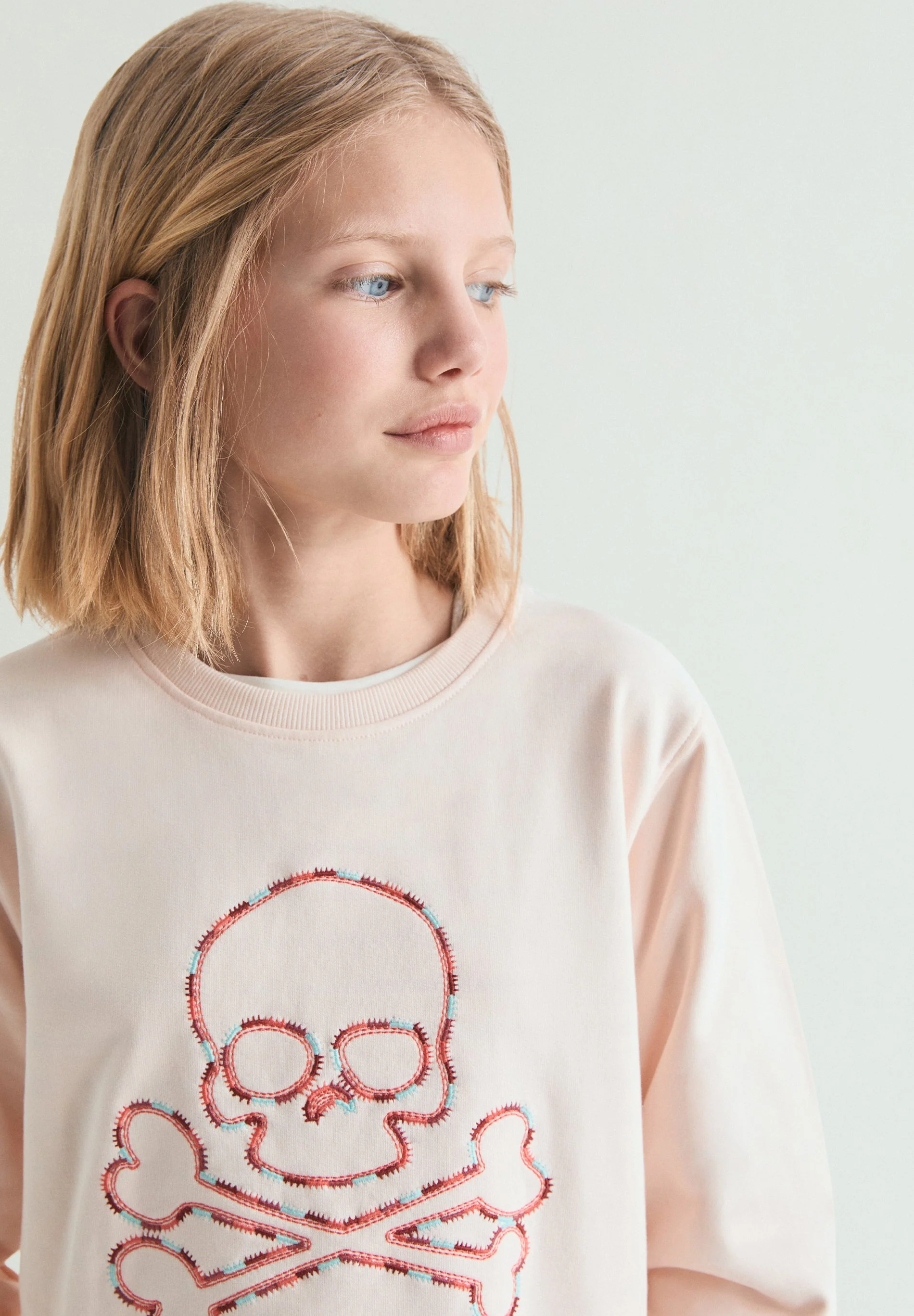 SWEATSHIRT WITH CONTRAST EMBROIDERY - Image 3