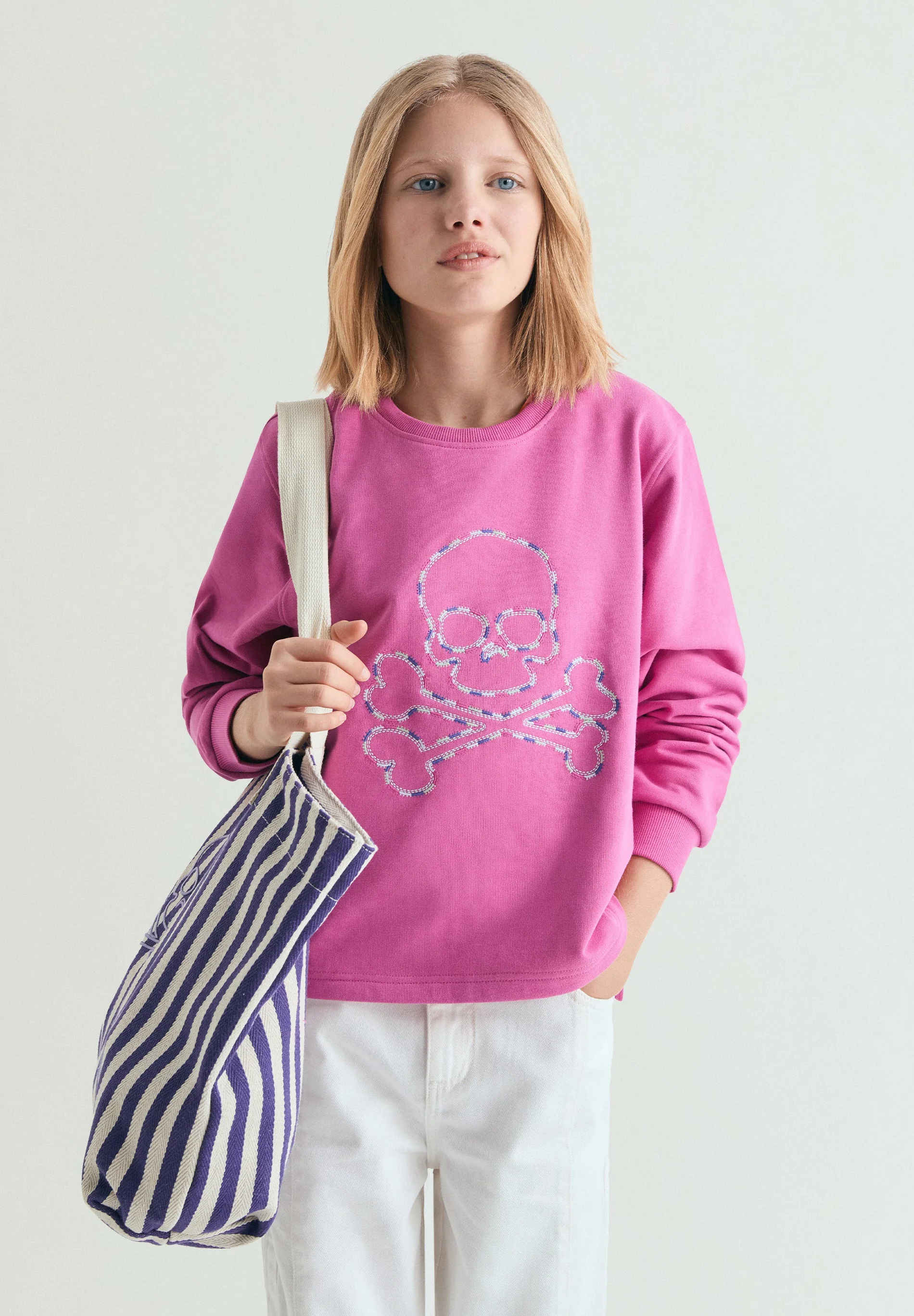 SWEATSHIRT WITH CONTRAST EMBROIDERY - Image 2