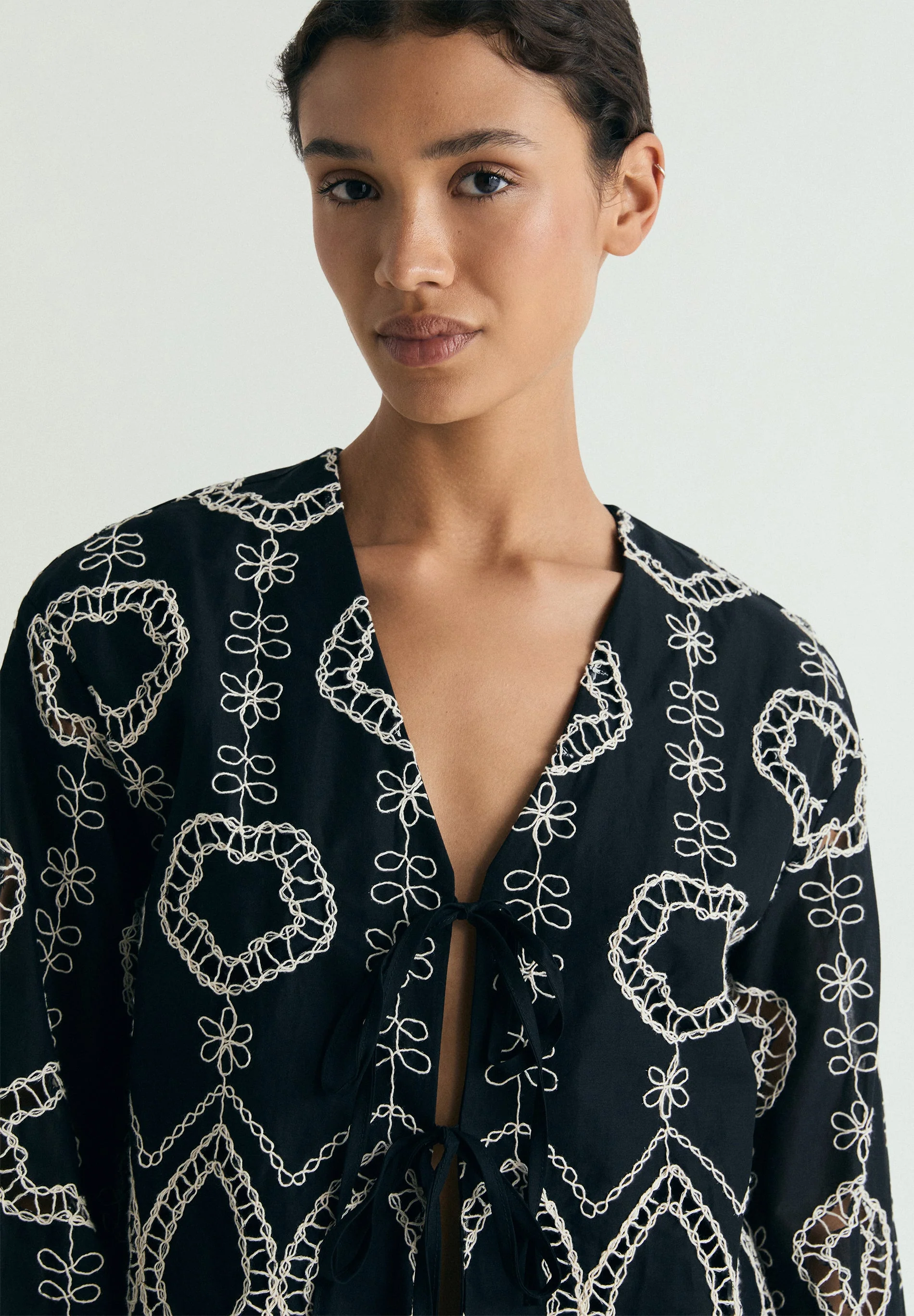 CONTRAST EMBROIDERED SHIRT - Image 2