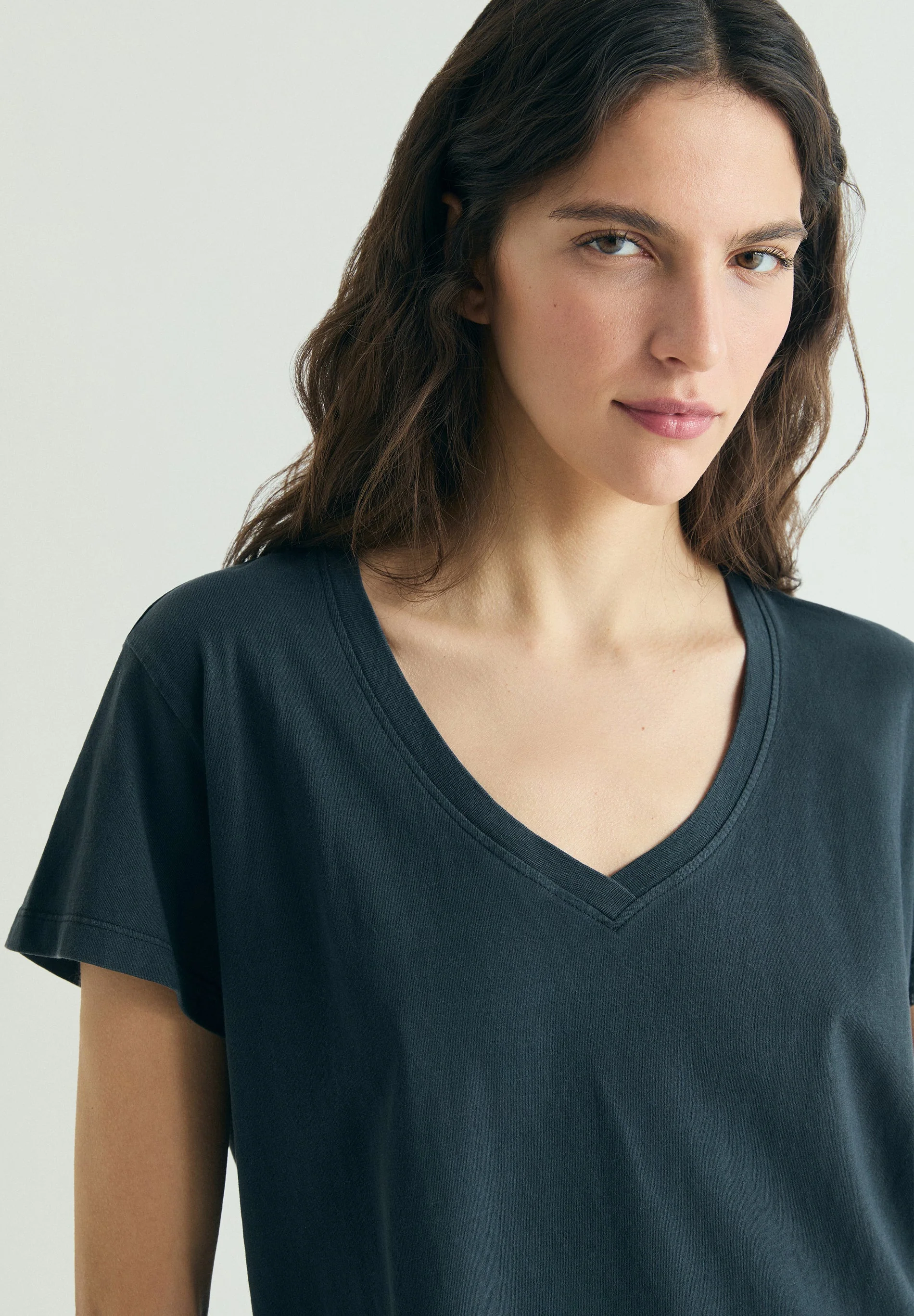 BASIC V-NECK T-SHIRT - Image 2