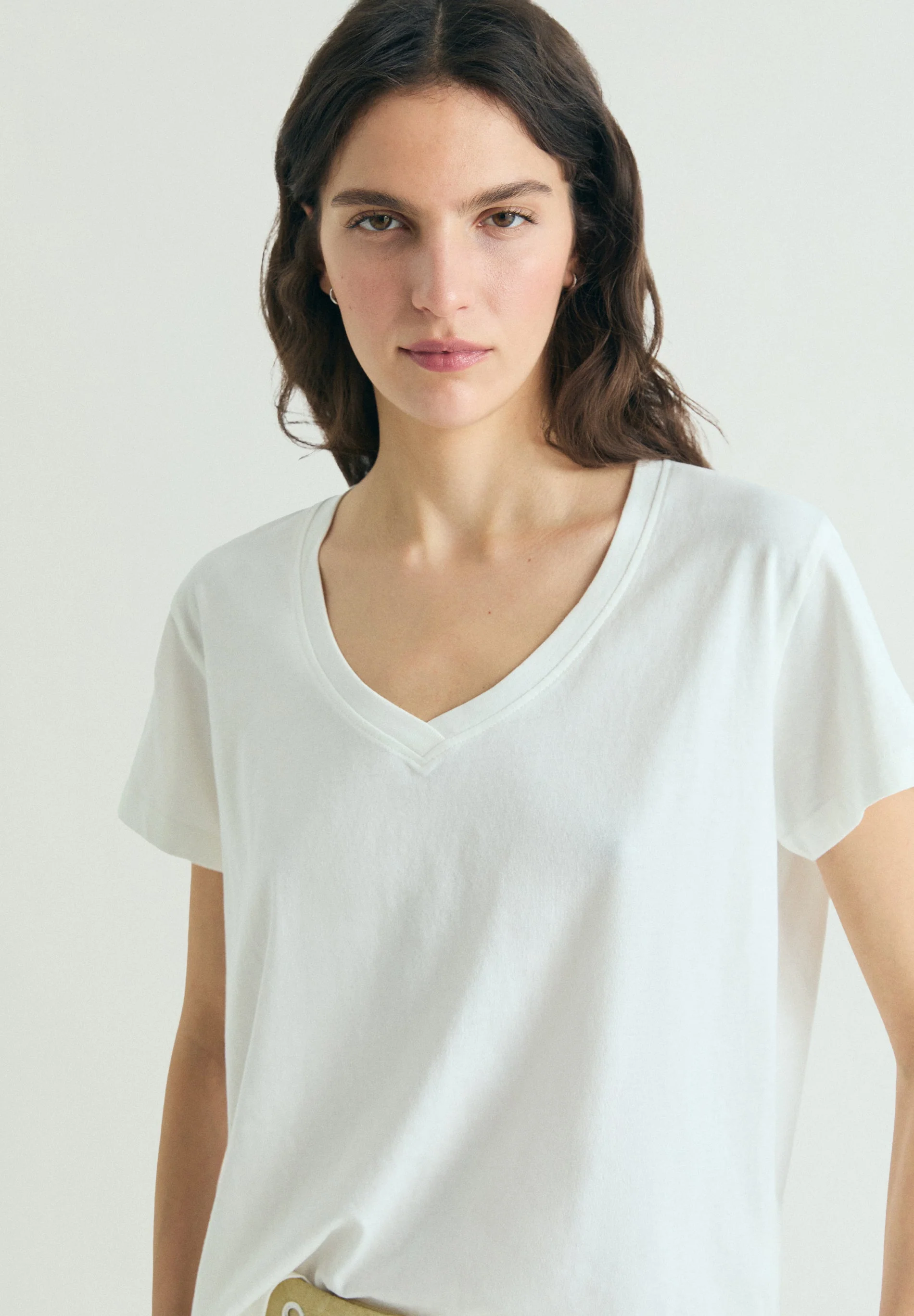 BASIC V-NECK T-SHIRT - Image 3
