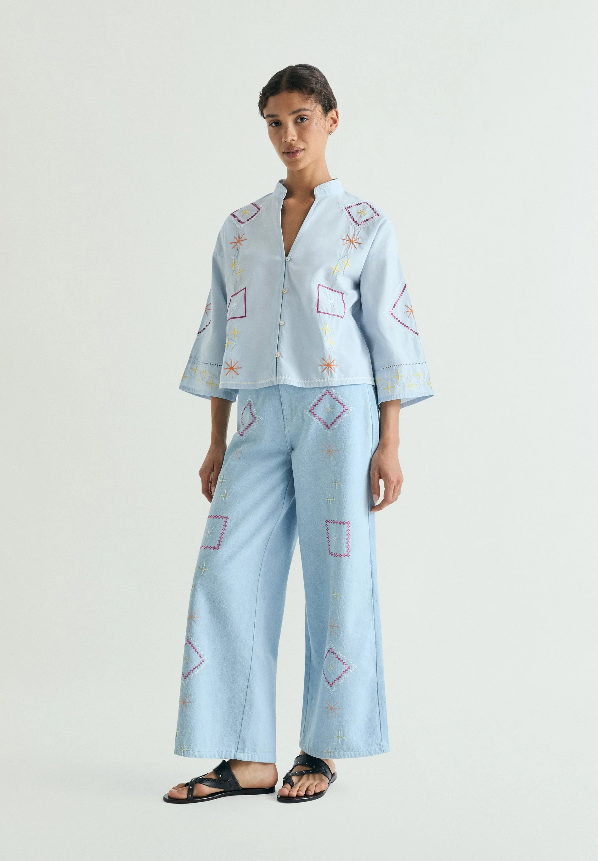 EMBROIDERED WIDE LEG JEANS
