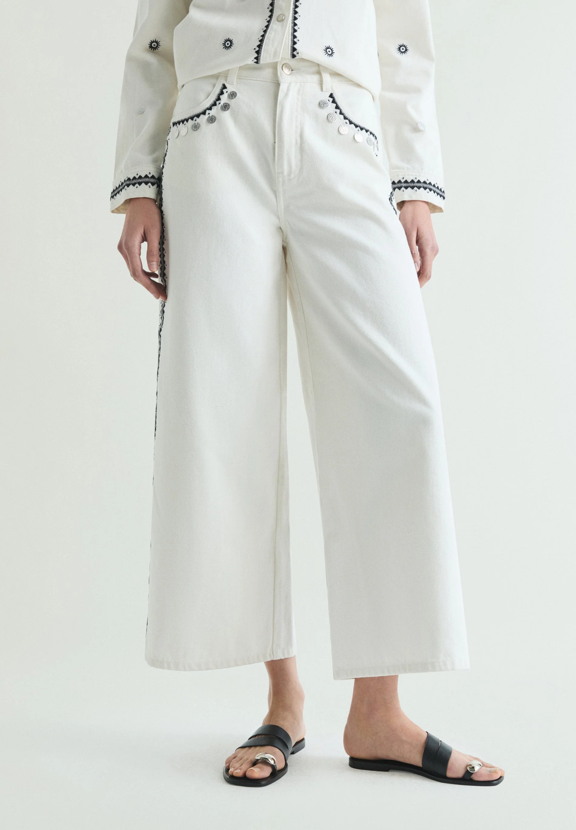 JEANS WITH CONTRAST EMBROIDERY - Image 5