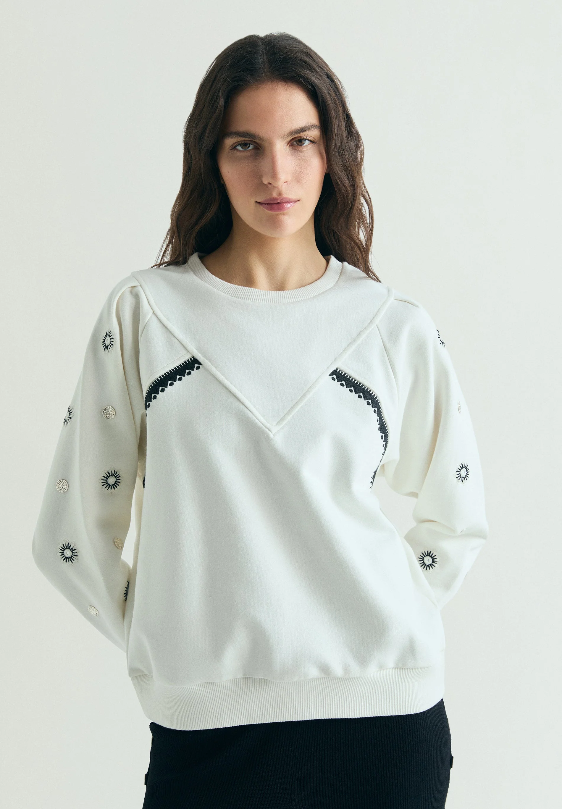 EMBROIDERED SWEATSHIRT WITH APPLIQUĂS - Image 2