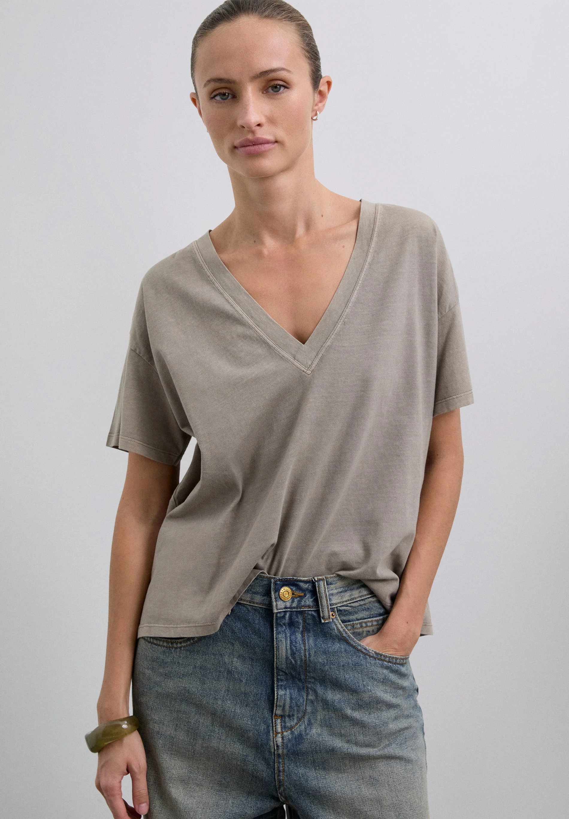 BASIC V-NECK T-SHIRT - Image 2