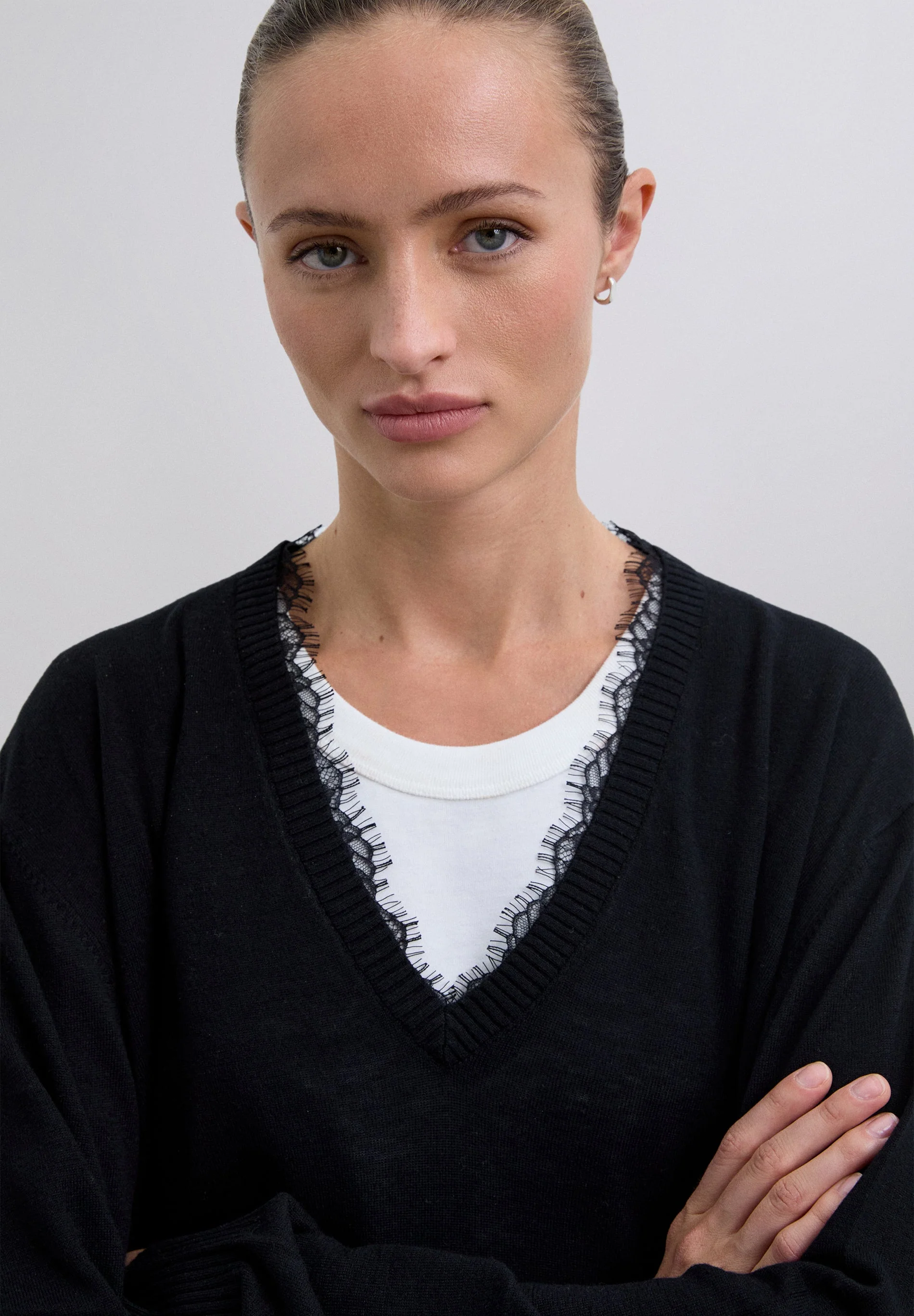 V-NECK SWEATER WITH LACE - Image 2
