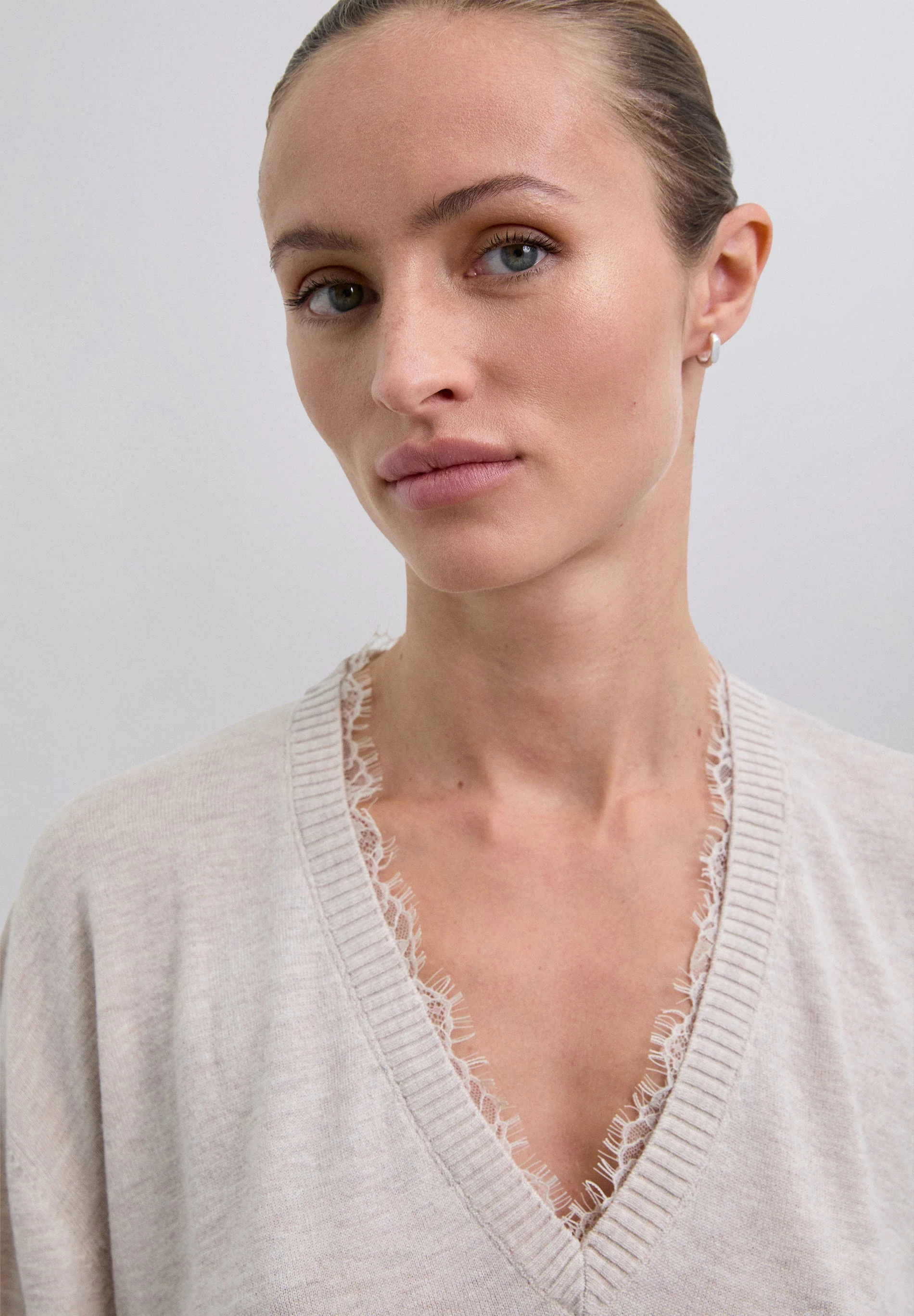 V-NECK SWEATER WITH LACE - Image 4