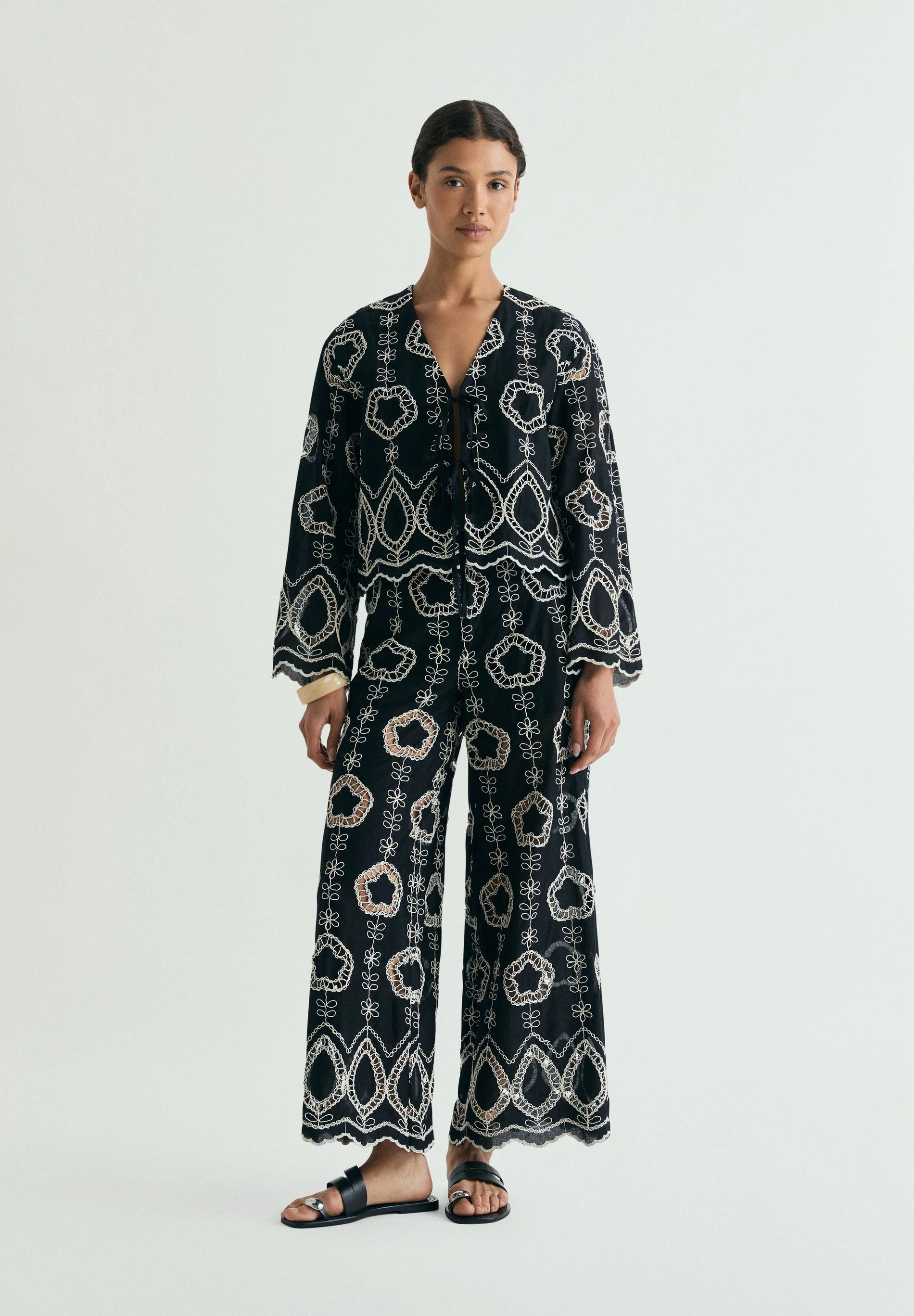 TROUSERS WITH CONTRAST EMBROIDERY - Image 3